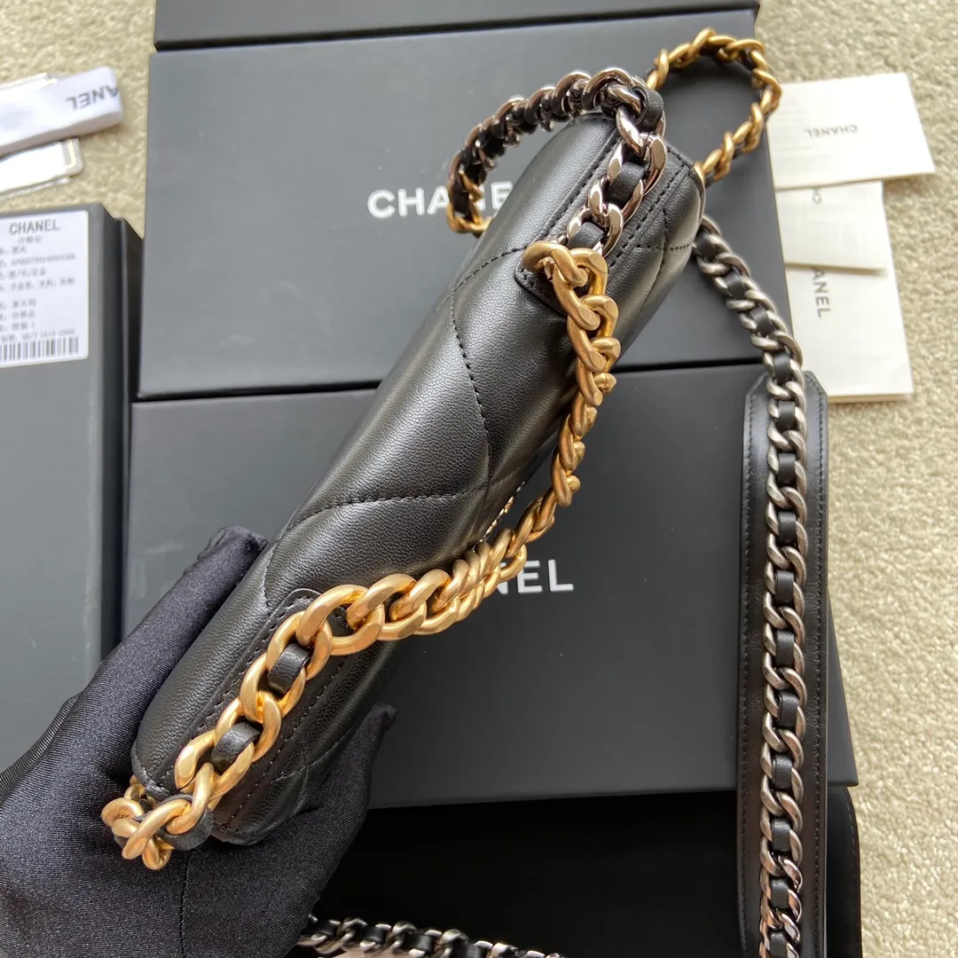 Xiaoxiang imported Italian leather Item number: 0957 Price: 900 Size: w19.5×h13.5×d3.5cm Color: black sheepskin gold hardware