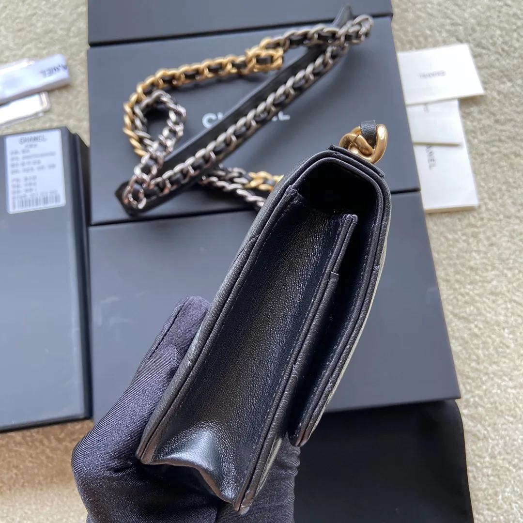 Xiaoxiang imported Italian leather Item number: 0957 Price: 900 Size: w19.5×h13.5×d3.5cm Color: black sheepskin gold hardware