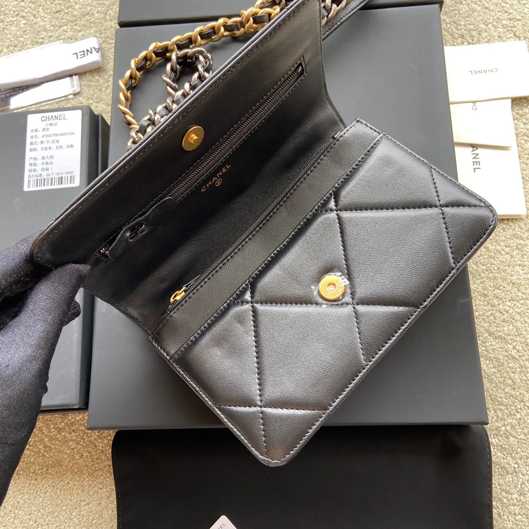 Xiaoxiang imported Italian leather Item number: 0957 Price: 900 Size: w19.5×h13.5×d3.5cm Color: black sheepskin gold hardware
