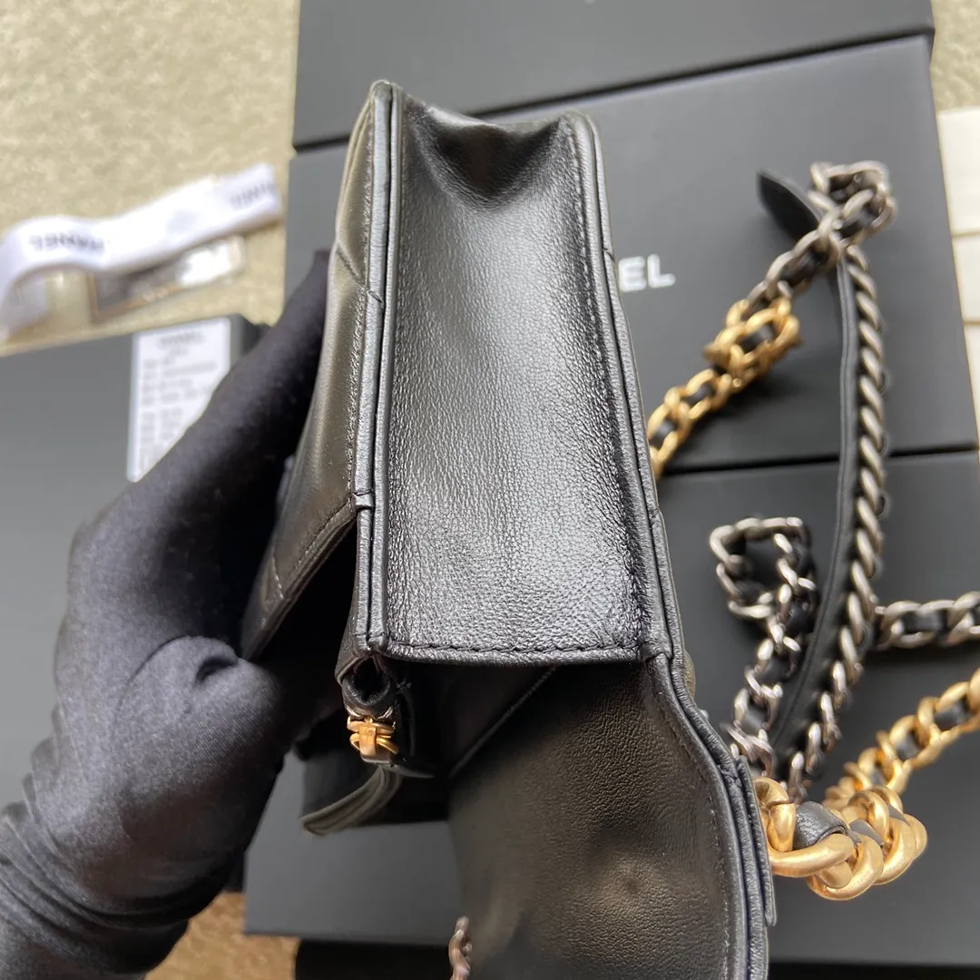 Xiaoxiang imported Italian leather Item number: 0957 Price: 900 Size: w19.5×h13.5×d3.5cm Color: black sheepskin gold hardware
