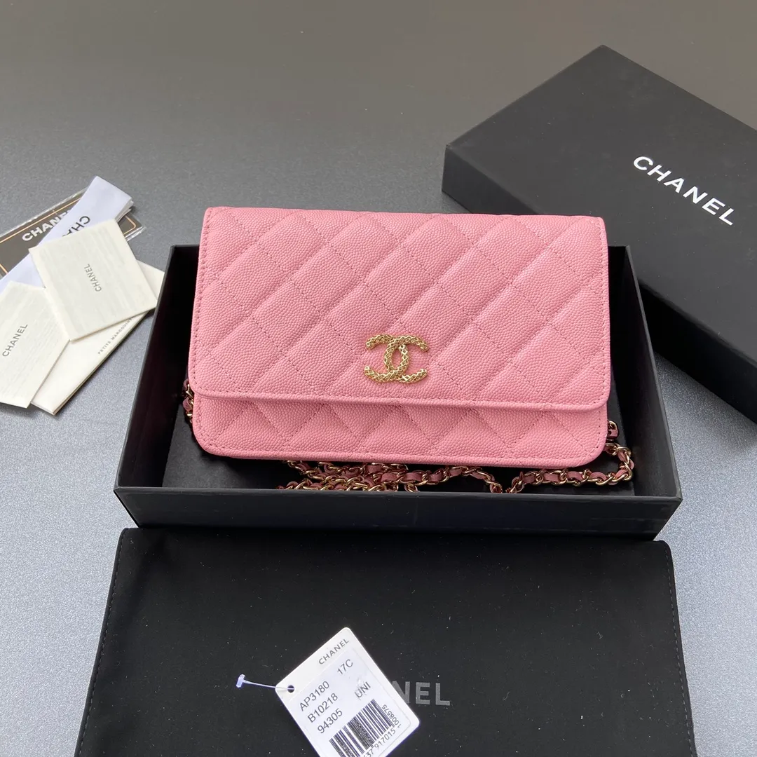 800💰Xiaoxiang imported Italian grained calfskin Item number: AP6360 Size: w20×h13×d3.5cm Color: Pink fine grained gold steel mark