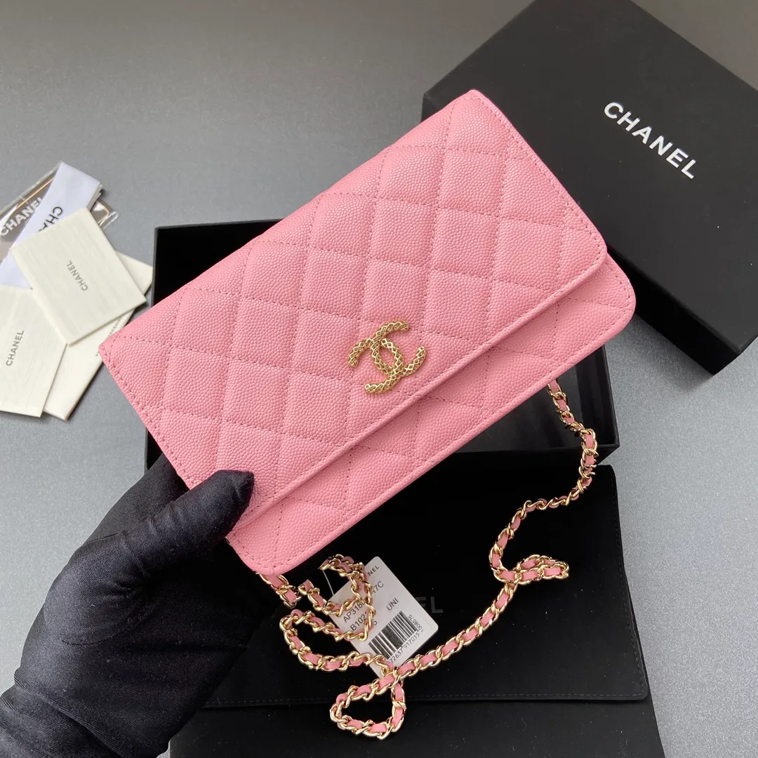800💰Xiaoxiang imported Italian grained calfskin Item number: AP6360 Size: w20×h13×d3.5cm Color: Pink fine grained gold steel mark