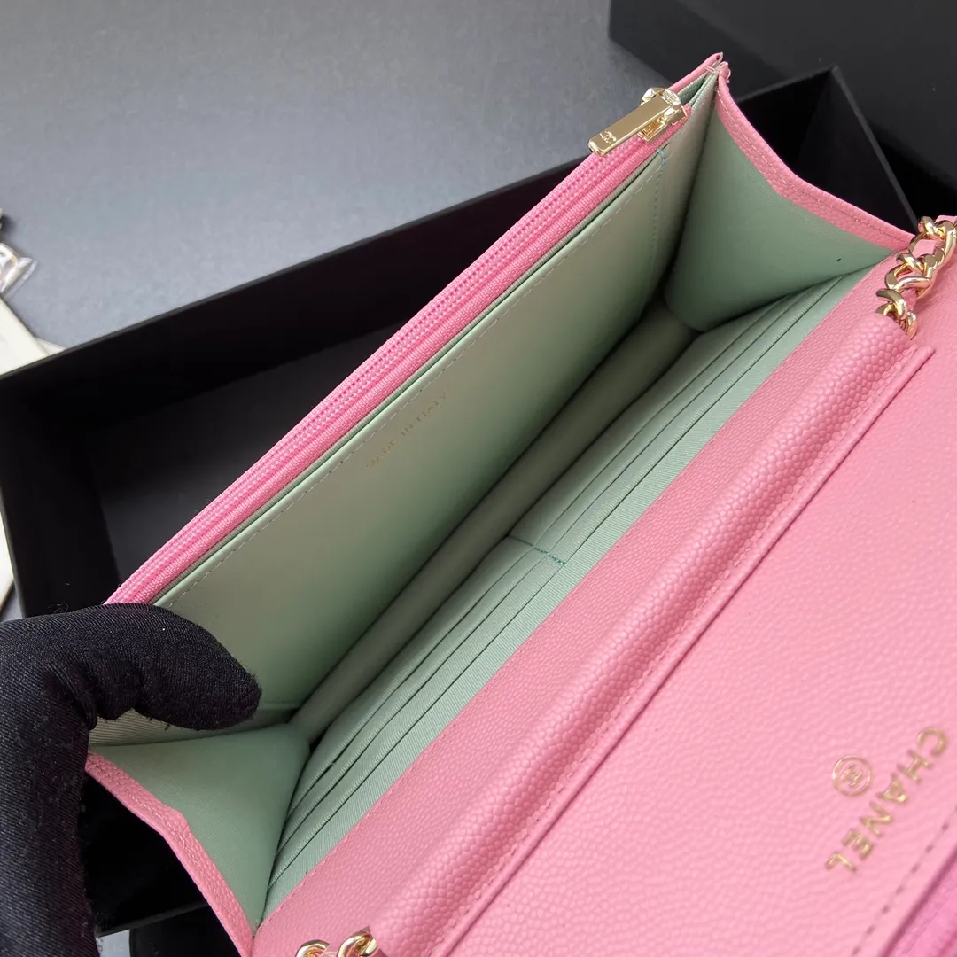 800💰Xiaoxiang imported Italian grained calfskin Item number: AP6360 Size: w20×h13×d3.5cm Color: Pink fine grained gold steel mark