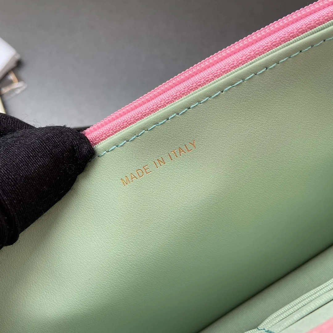 800💰Xiaoxiang imported Italian grained calfskin Item number: AP6360 Size: w20×h13×d3.5cm Color: Pink fine grained gold steel mark