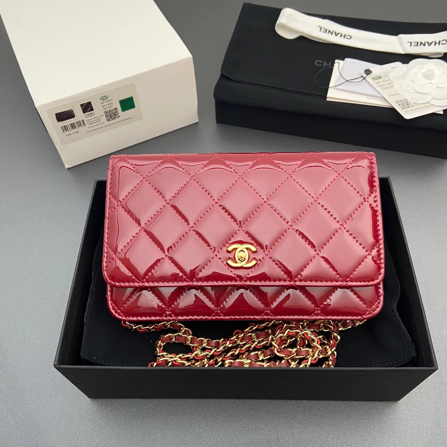 Xiaoxiang imported Italian caviar calfskin [upgraded version] Item number: A4241 Price: 700 Size: w20×h13×d3.5cm Color: Smooth leather wine red leather gold steel mark