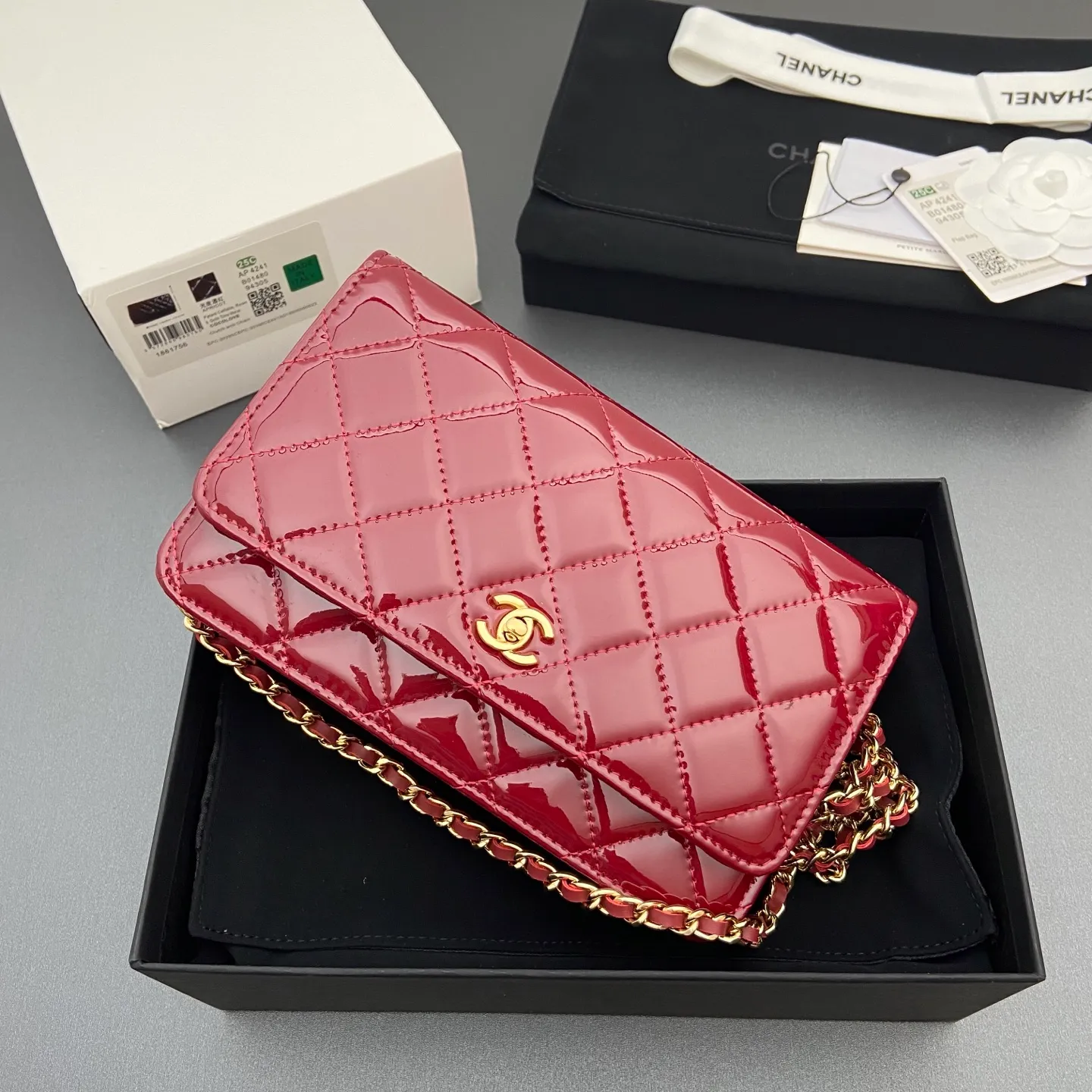 Xiaoxiang imported Italian caviar calfskin [upgraded version] Item number: A4241 Price: 700 Size: w20×h13×d3.5cm Color: Smooth leather wine red leather gold steel mark