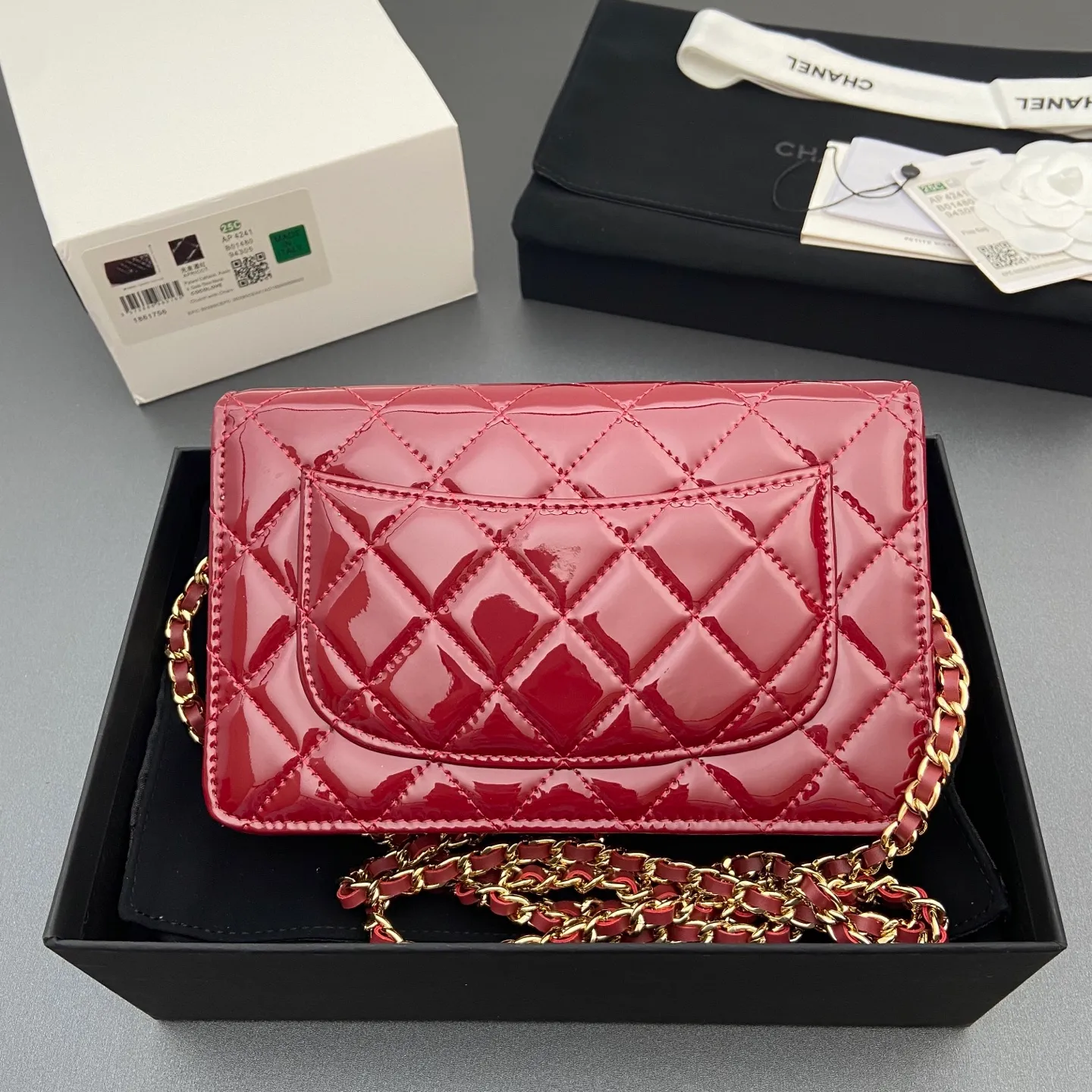 Xiaoxiang imported Italian caviar calfskin [upgraded version] Item number: A4241 Price: 700 Size: w20×h13×d3.5cm Color: Smooth leather wine red leather gold steel mark