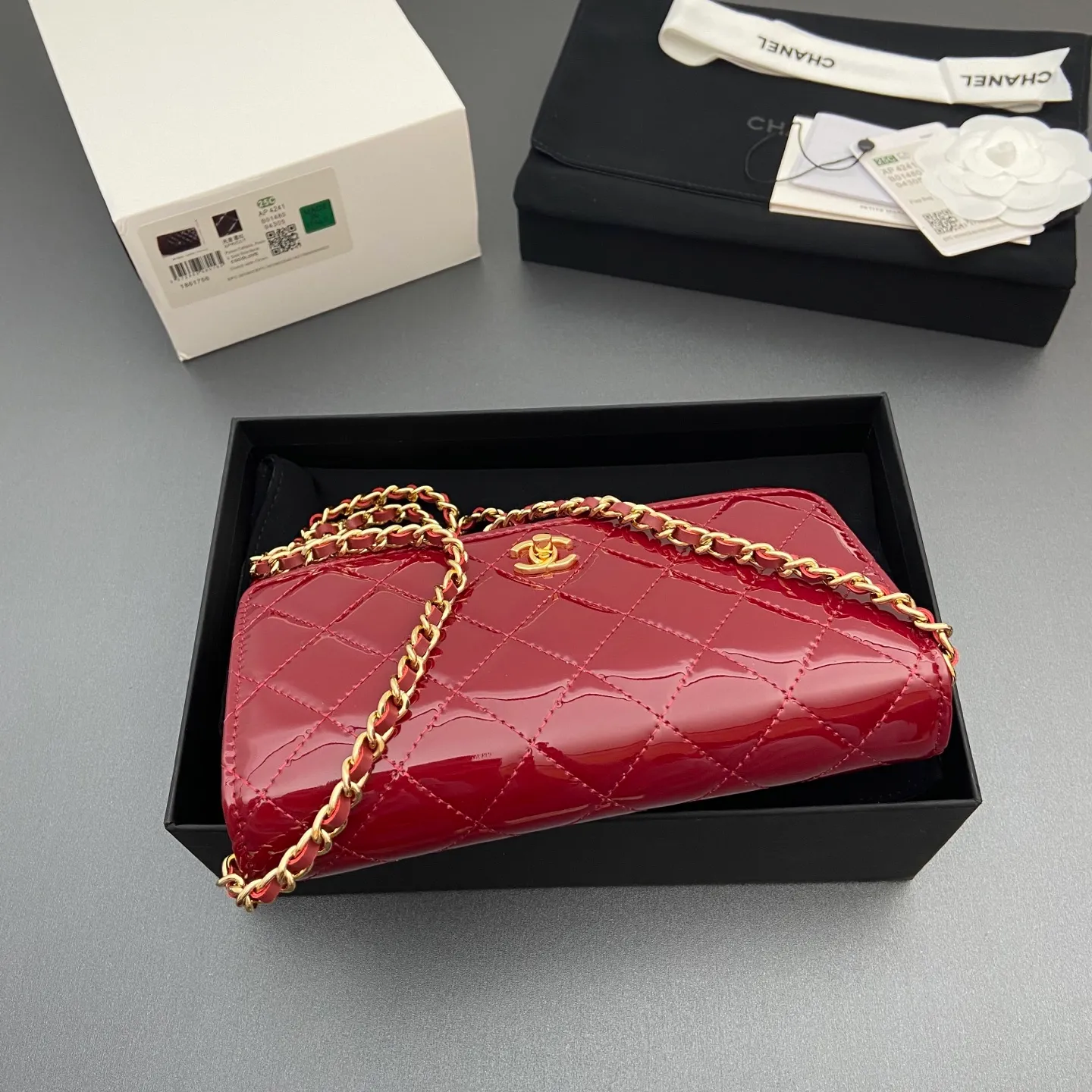 Xiaoxiang imported Italian caviar calfskin [upgraded version] Item number: A4241 Price: 700 Size: w20×h13×d3.5cm Color: Smooth leather wine red leather gold steel mark