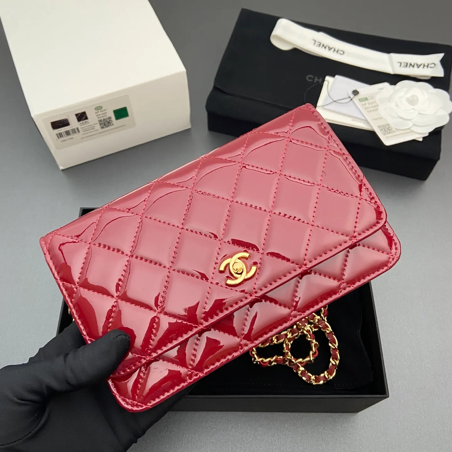 Xiaoxiang imported Italian caviar calfskin [upgraded version] Item number: A4241 Price: 700 Size: w20×h13×d3.5cm Color: Smooth leather wine red leather gold steel mark