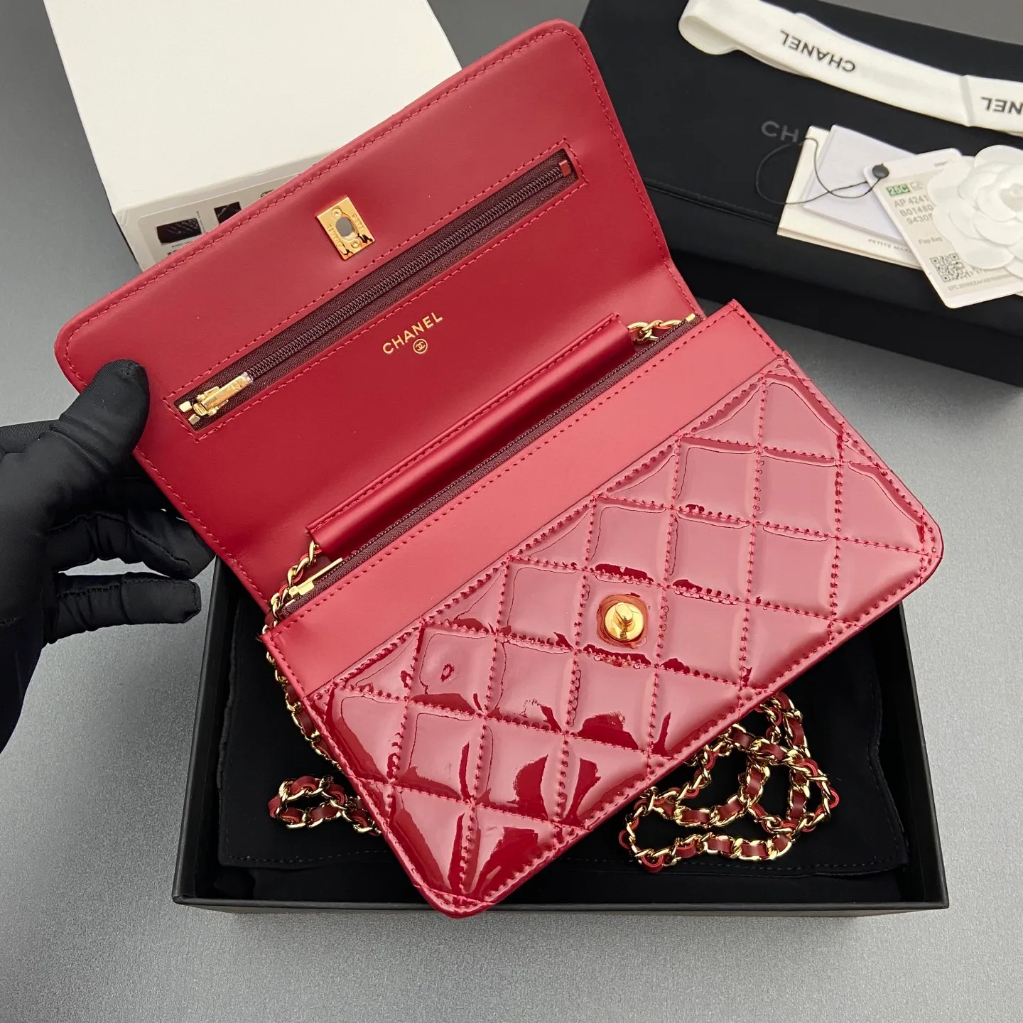 Xiaoxiang imported Italian caviar calfskin [upgraded version] Item number: A4241 Price: 700 Size: w20×h13×d3.5cm Color: Smooth leather wine red leather gold steel mark