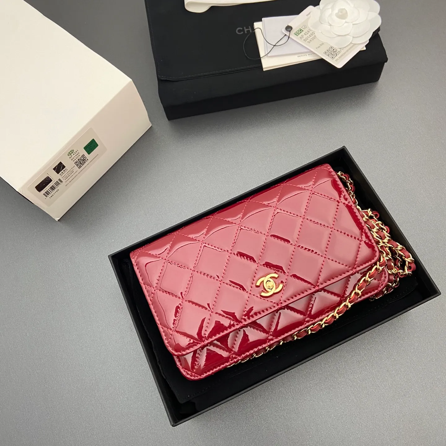 Xiaoxiang imported Italian caviar calfskin [upgraded version] Item number: A4241 Price: 700 Size: w20×h13×d3.5cm Color: Smooth leather wine red leather gold steel mark