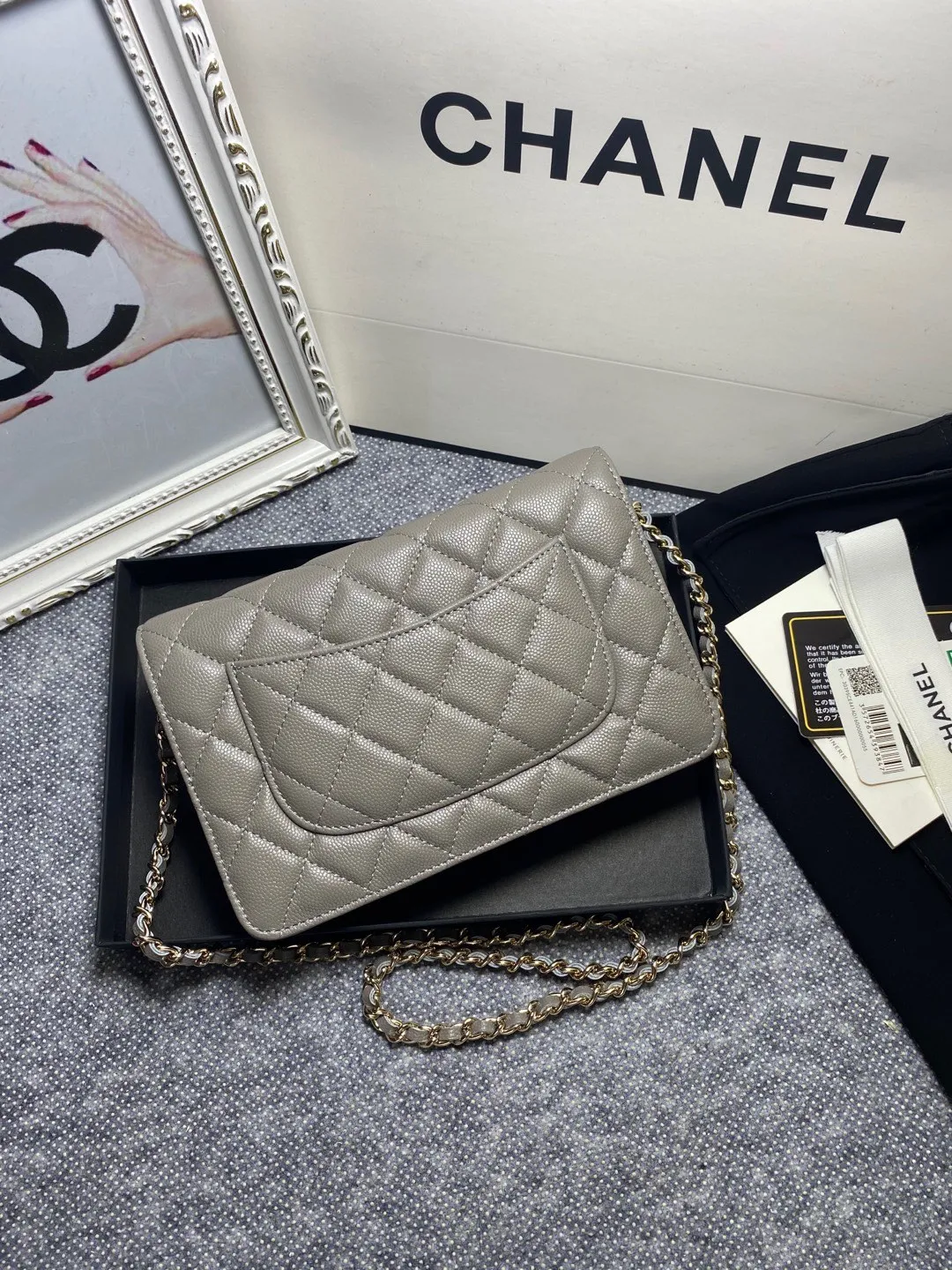 The hot model Chane AP3588 2020 new imported cowhide fine ball pattern woc loves it so much! At first glance, you can tell that the logo is larger than the classic model. Half of it is made of leather and half of it is made of gold chain. It is very delicate. Don’t worry about the capacity. It can fit everything. Size 19cm💰800