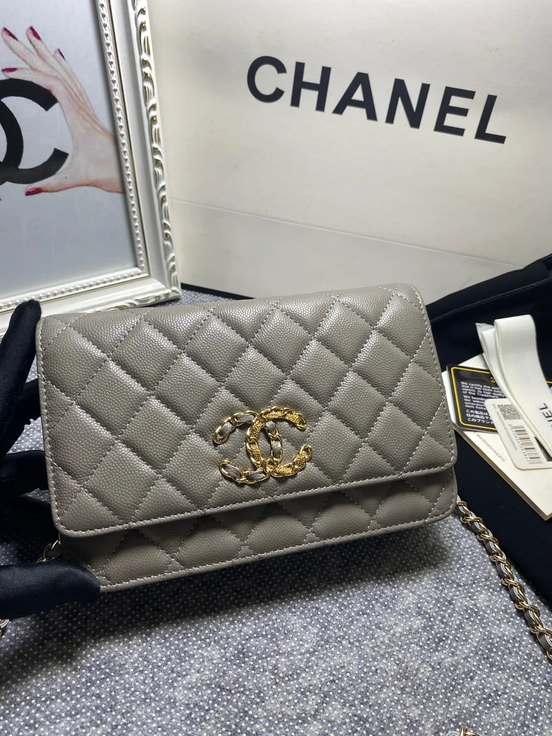 The hot model Chane AP3588 2020 new imported cowhide fine ball pattern woc loves it so much! At first glance, you can tell that the logo is larger than the classic model. Half of it is made of leather and half of it is made of gold chain. It is very delicate. Don’t worry about the capacity. It can fit everything. Size 19cm💰800