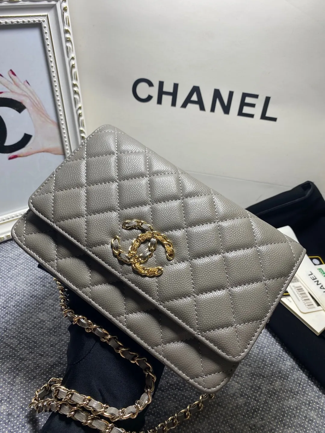 The hot model Chane AP3588 2020 new imported cowhide fine ball pattern woc loves it so much! At first glance, you can tell that the logo is larger than the classic model. Half of it is made of leather and half of it is made of gold chain. It is very delicate. Don’t worry about the capacity. It can fit everything. Size 19cm💰800