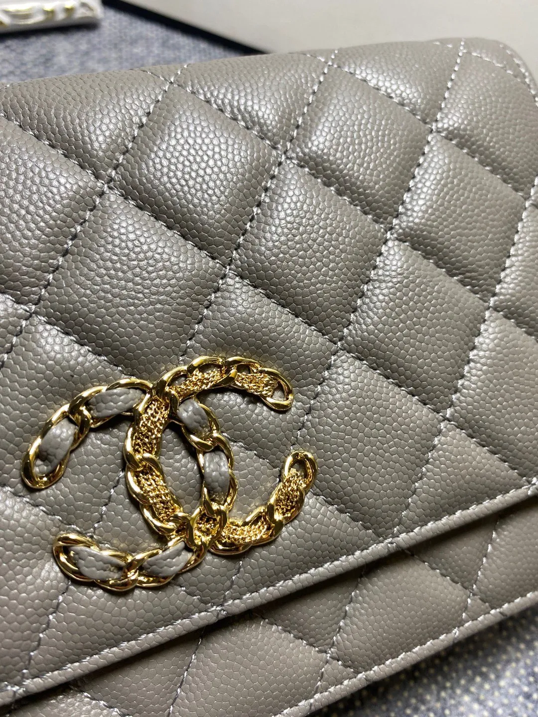 The hot model Chane AP3588 2020 new imported cowhide fine ball pattern woc loves it so much! At first glance, you can tell that the logo is larger than the classic model. Half of it is made of leather and half of it is made of gold chain. It is very delicate. Don’t worry about the capacity. It can fit everything. Size 19cm💰800