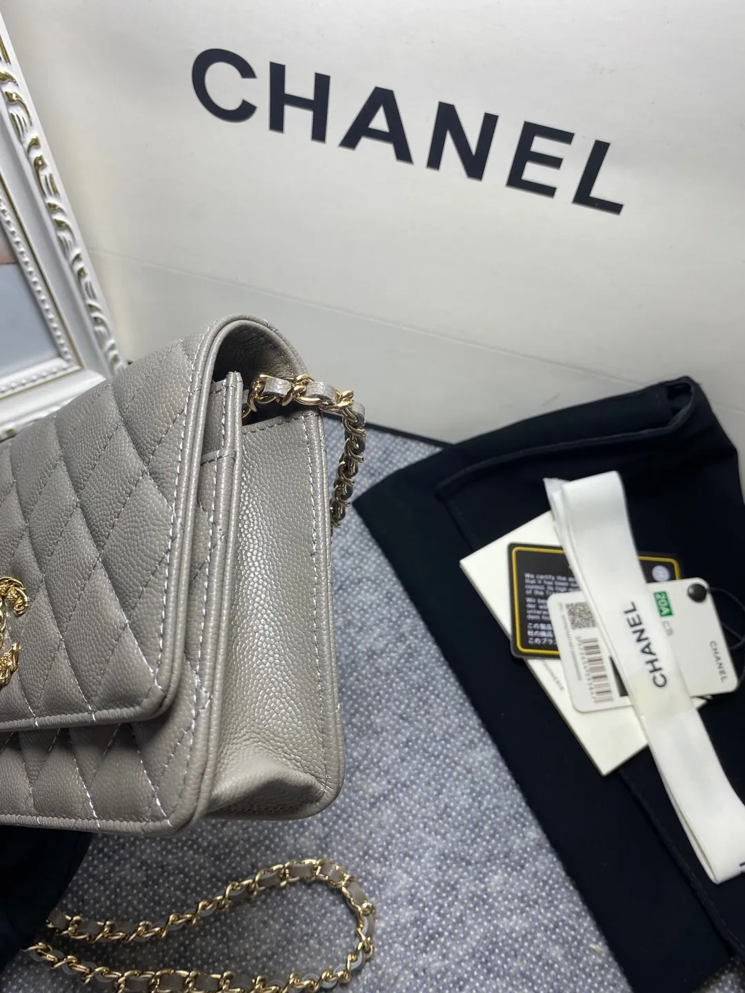 The hot model Chane AP3588 2020 new imported cowhide fine ball pattern woc loves it so much! At first glance, you can tell that the logo is larger than the classic model. Half of it is made of leather and half of it is made of gold chain. It is very delicate. Don’t worry about the capacity. It can fit everything. Size 19cm💰800