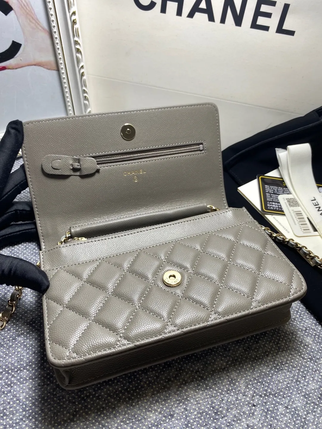 The hot model Chane AP3588 2020 new imported cowhide fine ball pattern woc loves it so much! At first glance, you can tell that the logo is larger than the classic model. Half of it is made of leather and half of it is made of gold chain. It is very delicate. Don’t worry about the capacity. It can fit everything. Size 19cm💰800