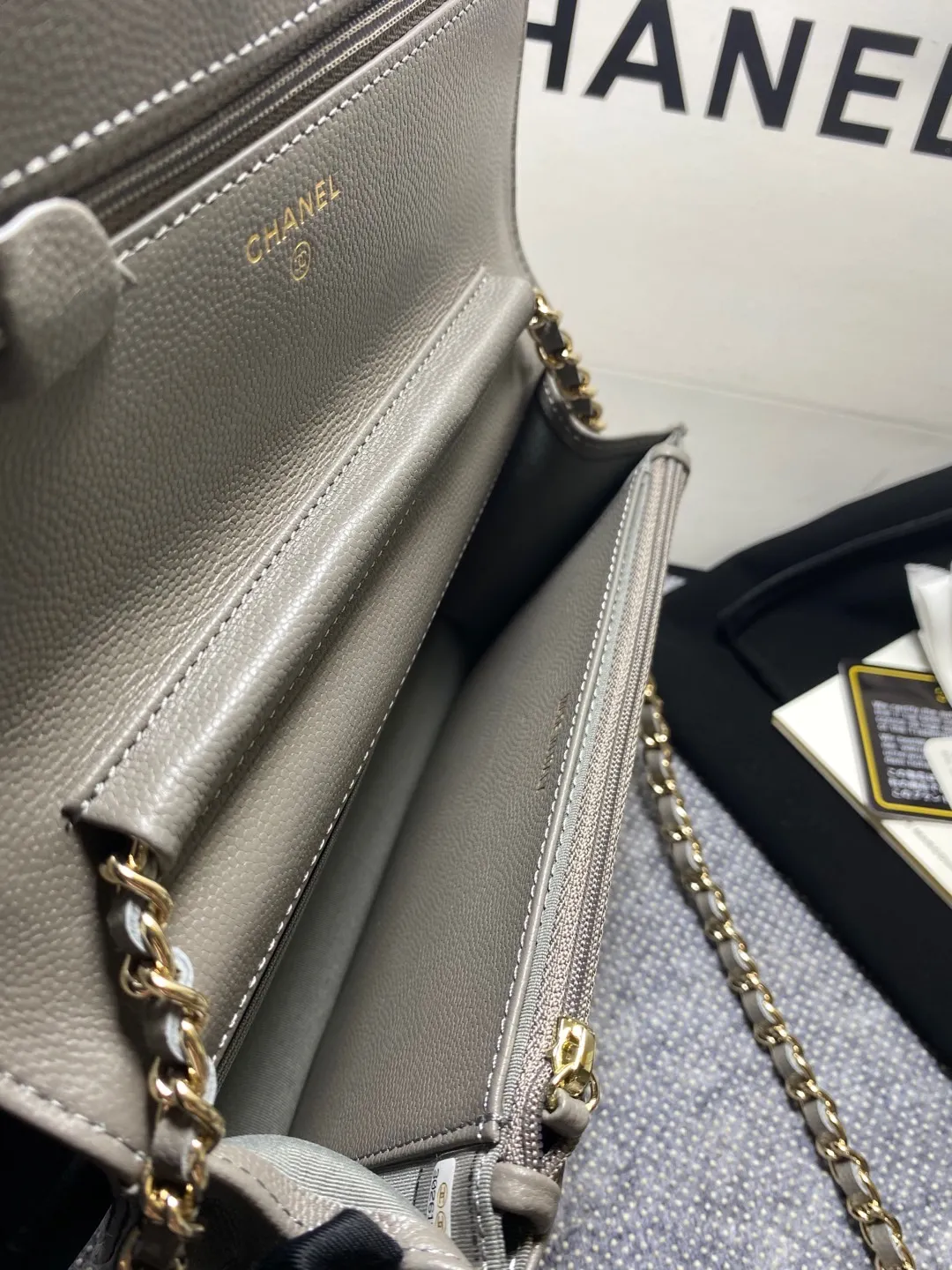The hot model Chane AP3588 2020 new imported cowhide fine ball pattern woc loves it so much! At first glance, you can tell that the logo is larger than the classic model. Half of it is made of leather and half of it is made of gold chain. It is very delicate. Don’t worry about the capacity. It can fit everything. Size 19cm💰800