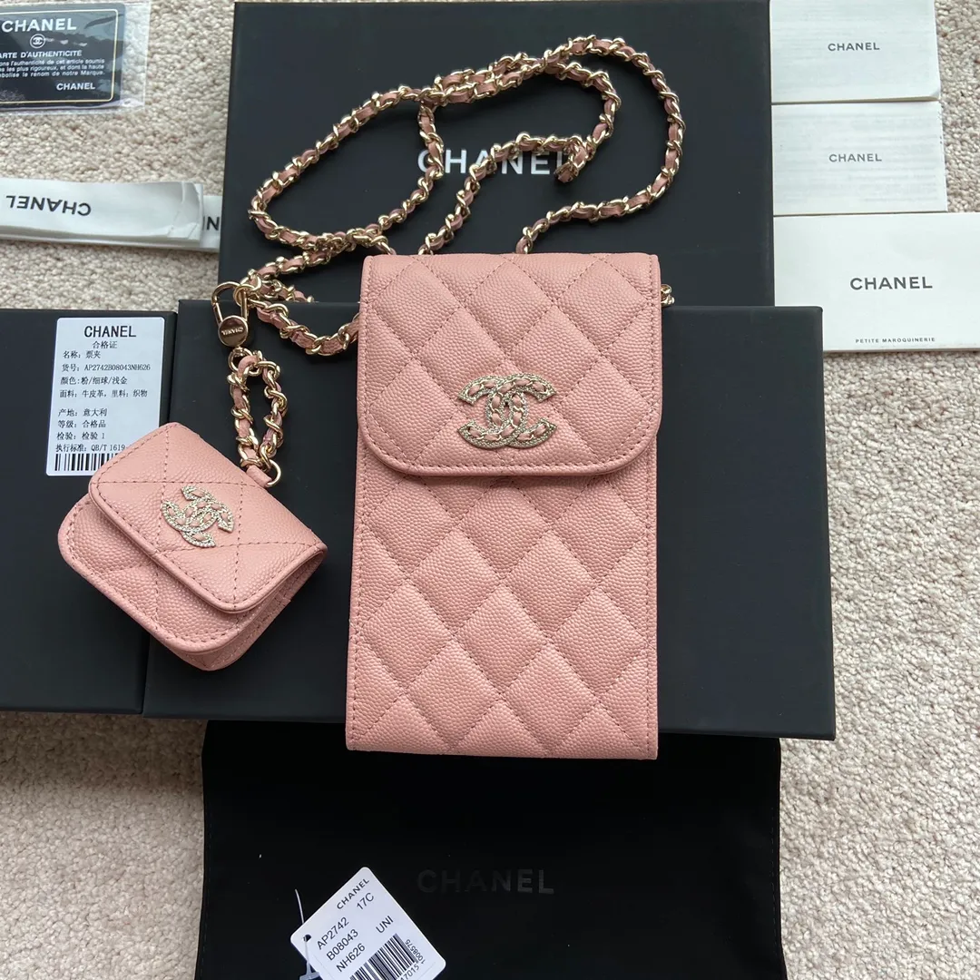 Xiaoxiang imported Italian grained cowhide Item number: AP5484 💰:860 Size: w10×h16.5×2cm Color: Pink fine ball pattern diamond-encrusted hardware Mother-to-daughter bag series