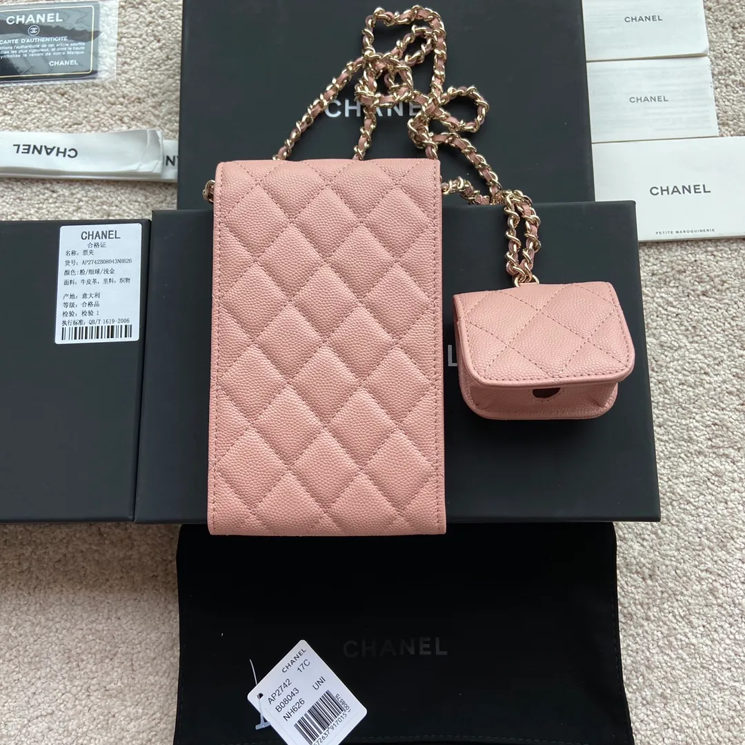 Xiaoxiang imported Italian grained cowhide Item number: AP5484 💰:860 Size: w10×h16.5×2cm Color: Pink fine ball pattern diamond-encrusted hardware Mother-to-daughter bag series