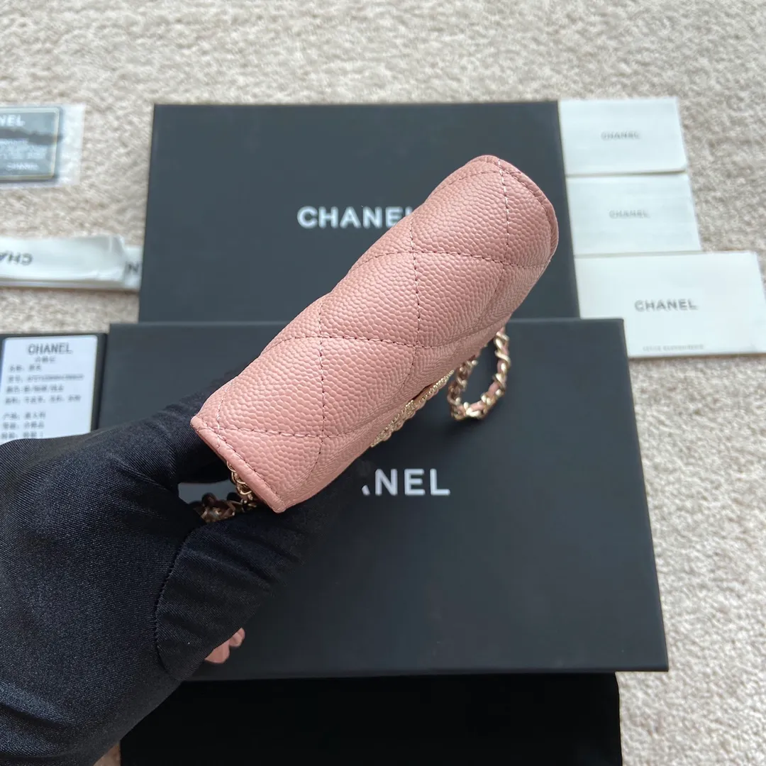 Xiaoxiang imported Italian grained cowhide Item number: AP5484 💰:860 Size: w10×h16.5×2cm Color: Pink fine ball pattern diamond-encrusted hardware Mother-to-daughter bag series