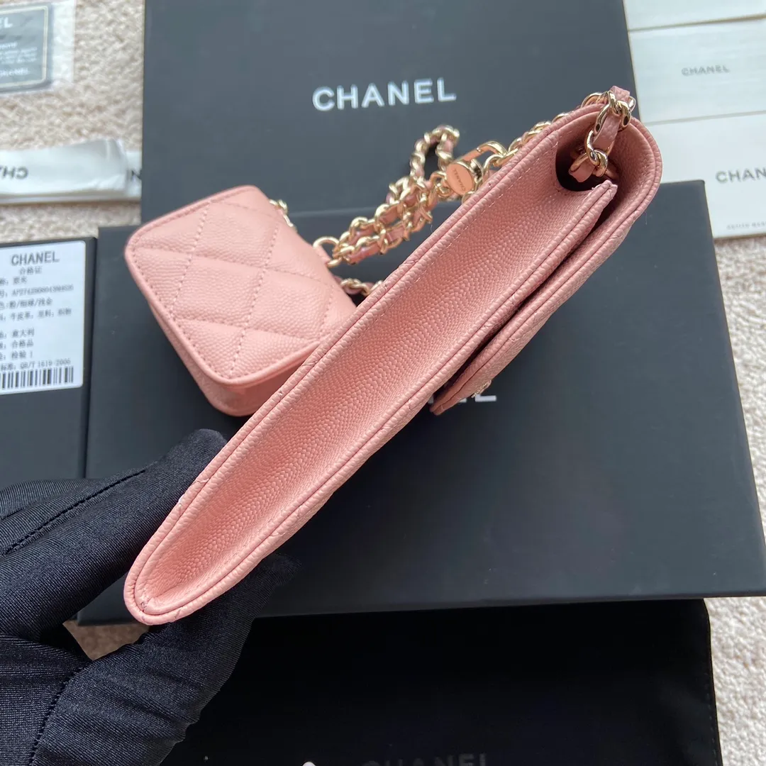 Xiaoxiang imported Italian grained cowhide Item number: AP5484 💰:860 Size: w10×h16.5×2cm Color: Pink fine ball pattern diamond-encrusted hardware Mother-to-daughter bag series