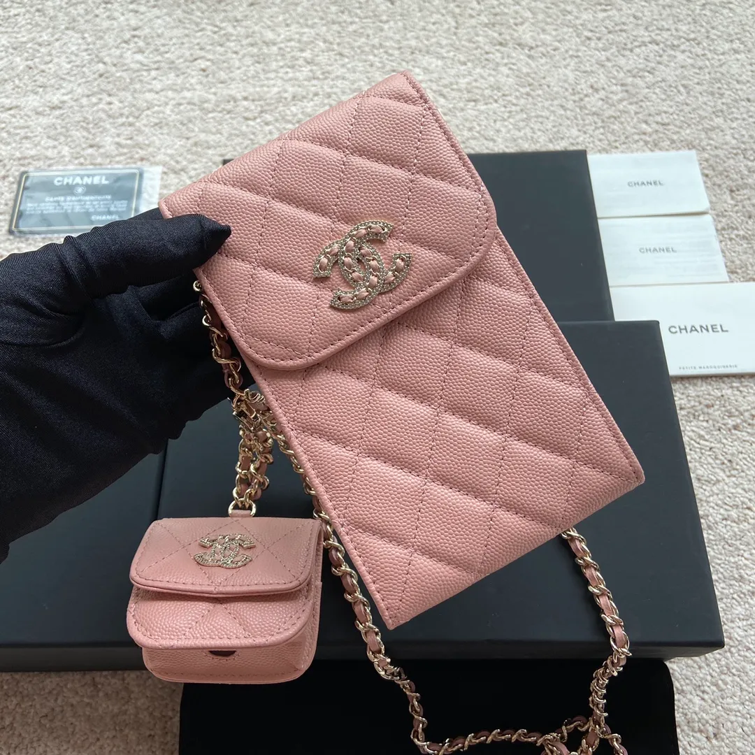 Xiaoxiang imported Italian grained cowhide Item number: AP5484 💰:860 Size: w10×h16.5×2cm Color: Pink fine ball pattern diamond-encrusted hardware Mother-to-daughter bag series