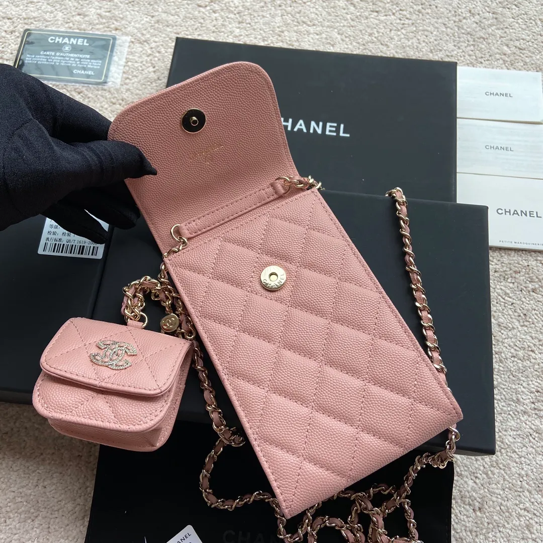 Xiaoxiang imported Italian grained cowhide Item number: AP5484 💰:860 Size: w10×h16.5×2cm Color: Pink fine ball pattern diamond-encrusted hardware Mother-to-daughter bag series