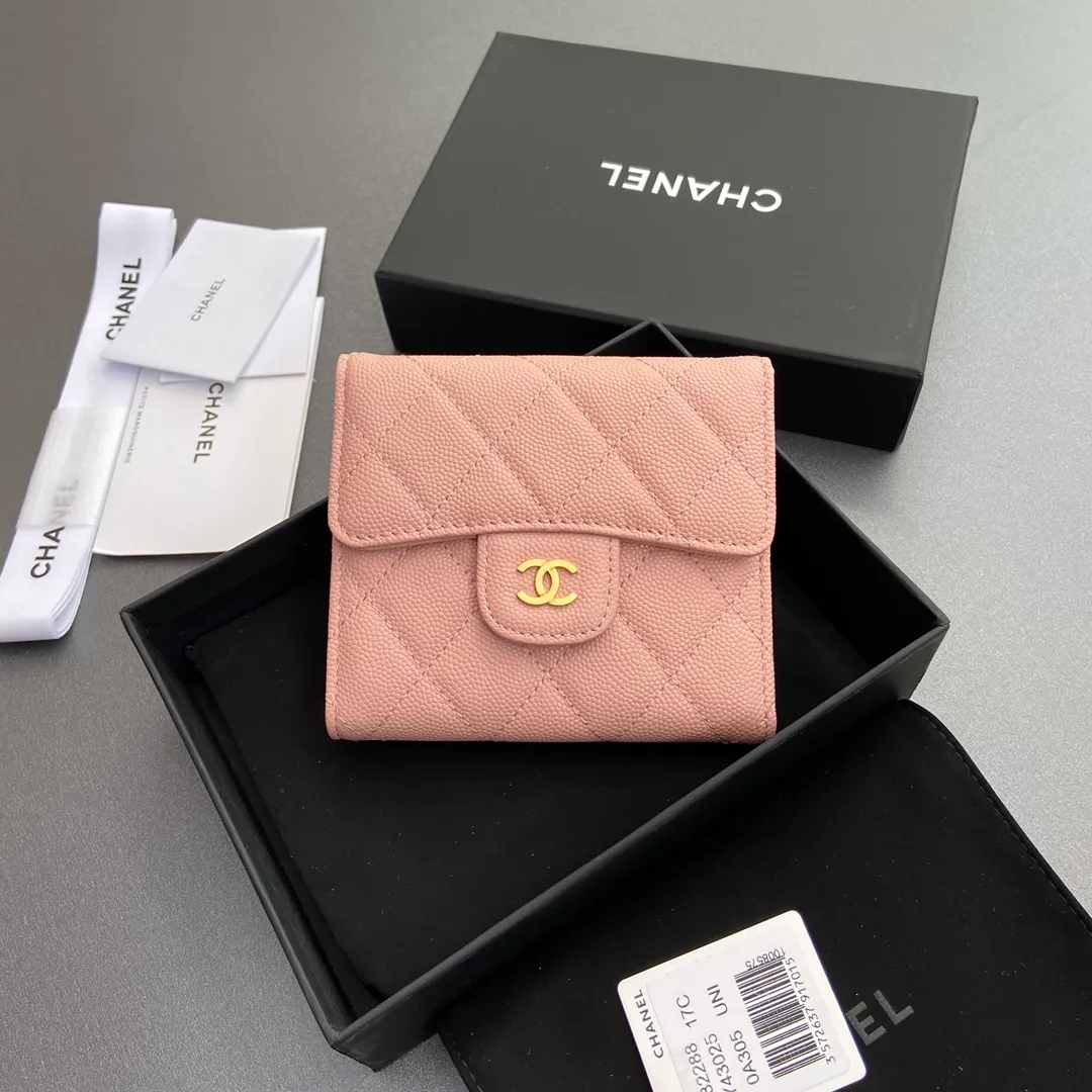 [Imported leather from Italy] ¥440 Special pink fine ball grain embossed leather Gold tone metal hardware 6 card slots 1 banknote compartment 1 coin zipper bag No.: 82288 Size: w10.5×h11.5×d3cm