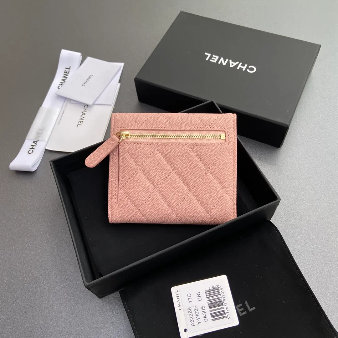 [Imported leather from Italy] ¥440 Special pink fine ball grain embossed leather Gold tone metal hardware 6 card slots 1 banknote compartment 1 coin zipper bag No.: 82288 Size: w10.5×h11.5×d3cm