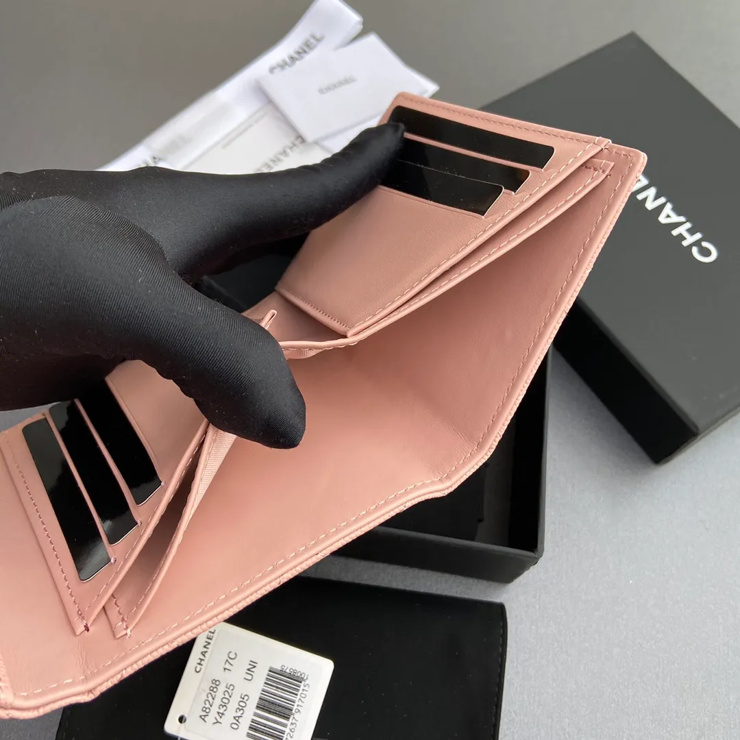 [Imported leather from Italy] ¥440 Special pink fine ball grain embossed leather Gold tone metal hardware 6 card slots 1 banknote compartment 1 coin zipper bag No.: 82288 Size: w10.5×h11.5×d3cm