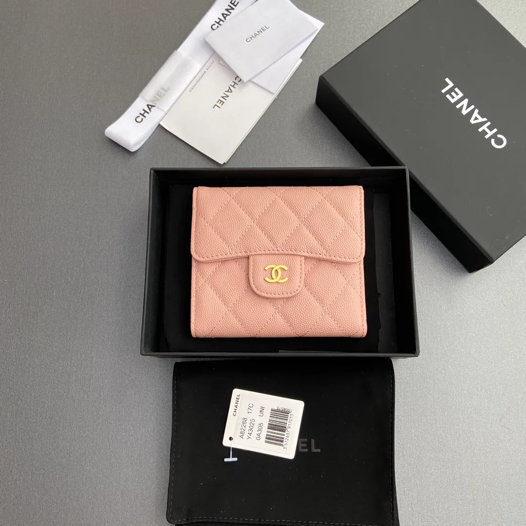 [Imported leather from Italy] ¥440 Special pink fine ball grain embossed leather Gold tone metal hardware 6 card slots 1 banknote compartment 1 coin zipper bag No.: 82288 Size: w10.5×h11.5×d3cm