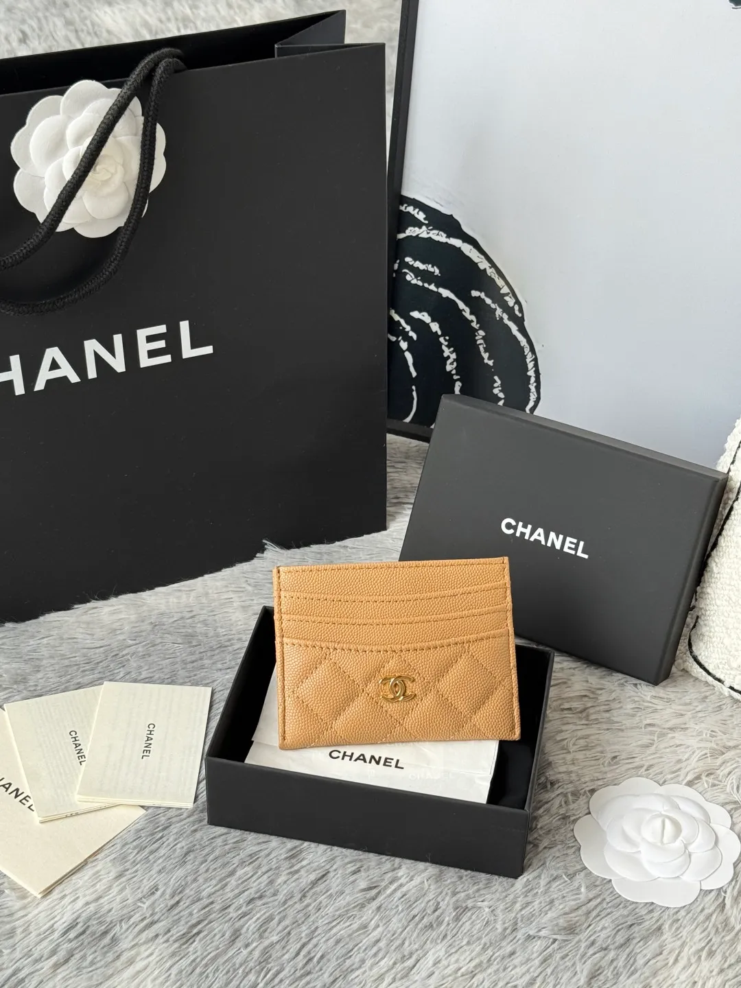 💰240💰 chanel 2025 new product card holder lambskin, seven card slots, can hold change, imported Italian lambskin + hardware logo, so beautiful, love it. The color is as shown in the picture, easy and fast storage, mini card holder No.: AP8944 Size: w11×h10cm