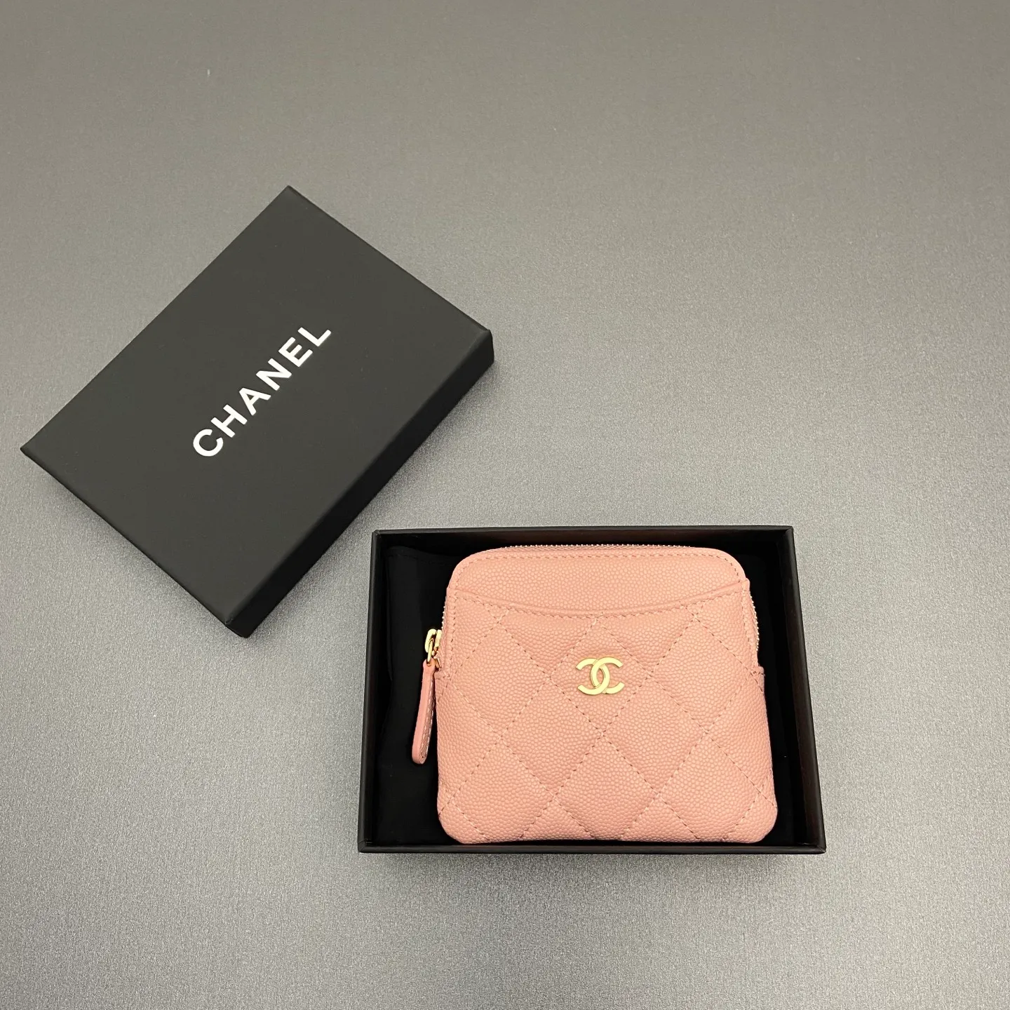 [Special grade hardware original leather] ¥380 Xiaoxiang small zipper bag card holder series Quilted card holder/wallet with iconic metal logo Gold tone metal hardware, special Italian imported leather 5 card slots, 1 small zipper bag No.: 2061 Size: w11.5×h10×d2cm