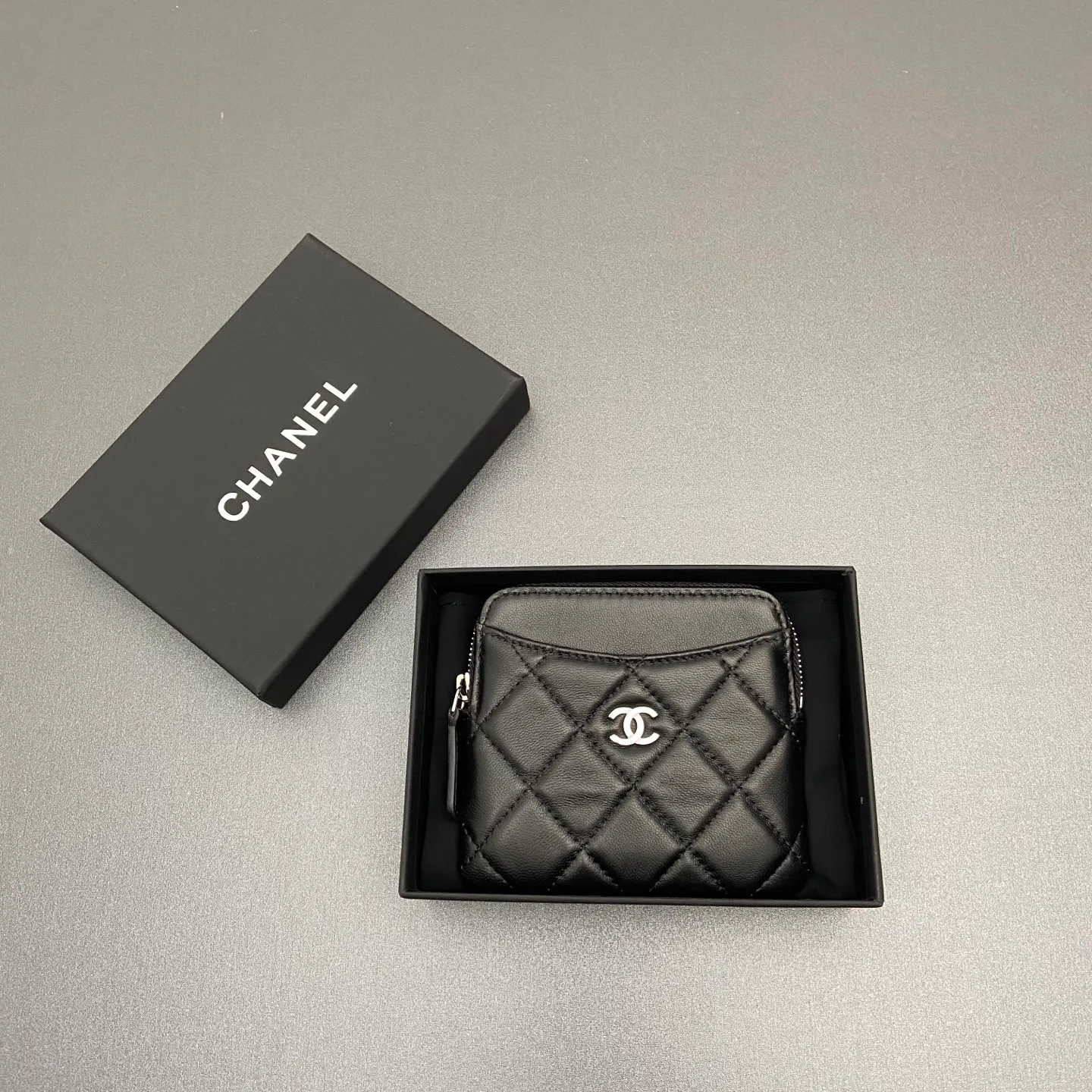 [Special grade hardware original leather] ¥380 Xiaoxiang small zipper bag card holder series Quilted card holder/wallet with iconic metal logo Gold tone metal hardware, special Italian imported leather 5 card slots, 1 small zipper bag No.: 2061 Size: w11.5×h10×d2cm