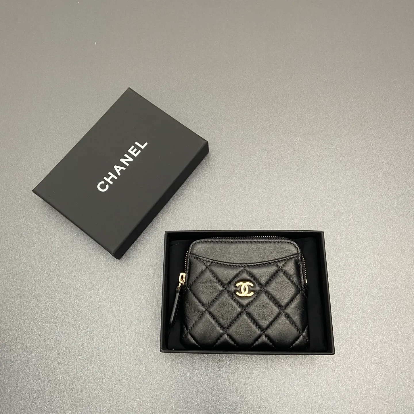 [Special grade hardware original leather] ¥380 Xiaoxiang small zipper bag card holder series Quilted card holder/wallet with iconic metal logo Gold tone metal hardware, special Italian imported leather 5 card slots, 1 small zipper bag No.: 2061 Size: w11.5×h10×d2cm