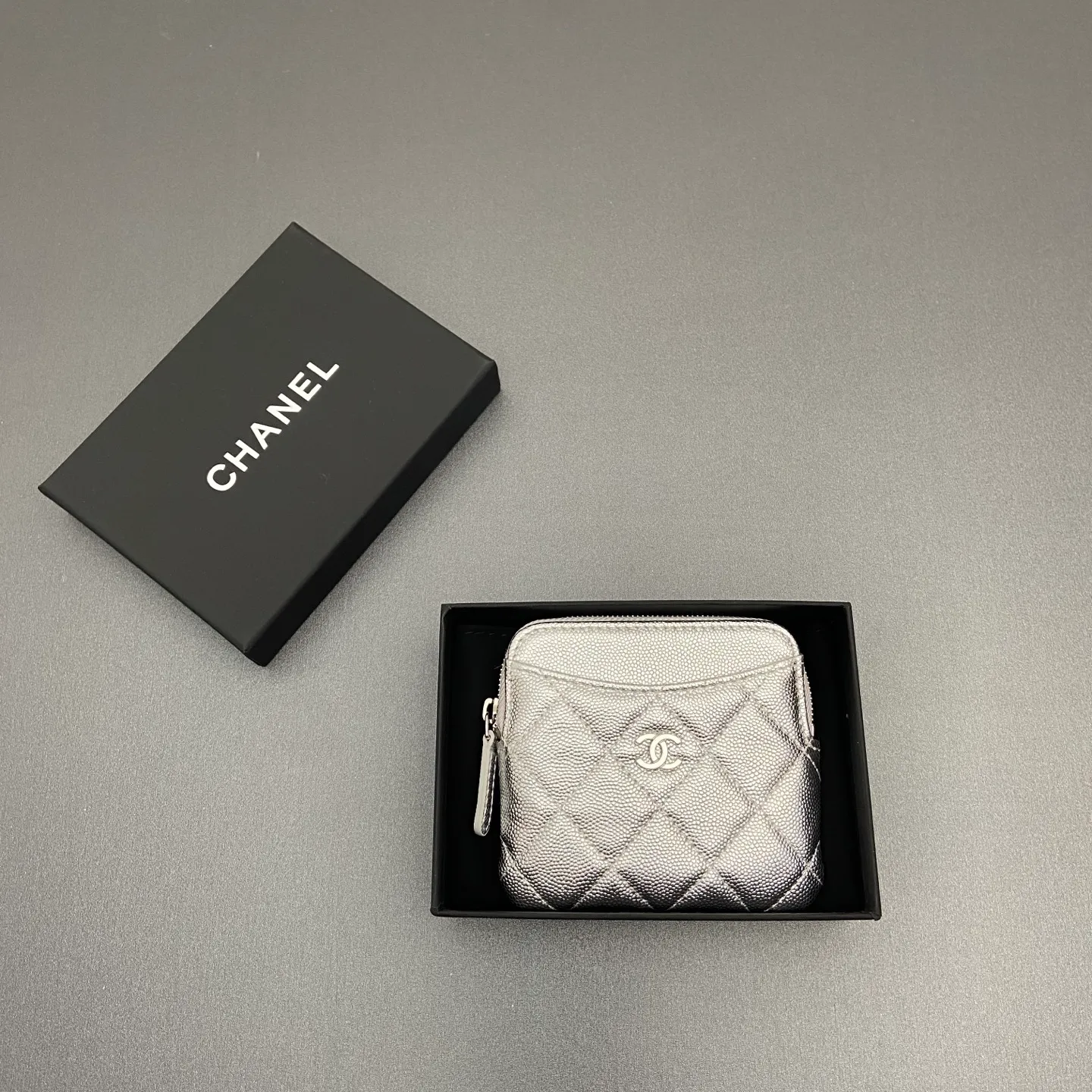 [Special grade hardware original leather] ¥380 Xiaoxiang small zipper bag card holder series Quilted card holder/wallet with iconic metal logo Gold tone metal hardware, special Italian imported leather 5 card slots, 1 small zipper bag No.: 2061 Size: w11.5×h10×d2cm