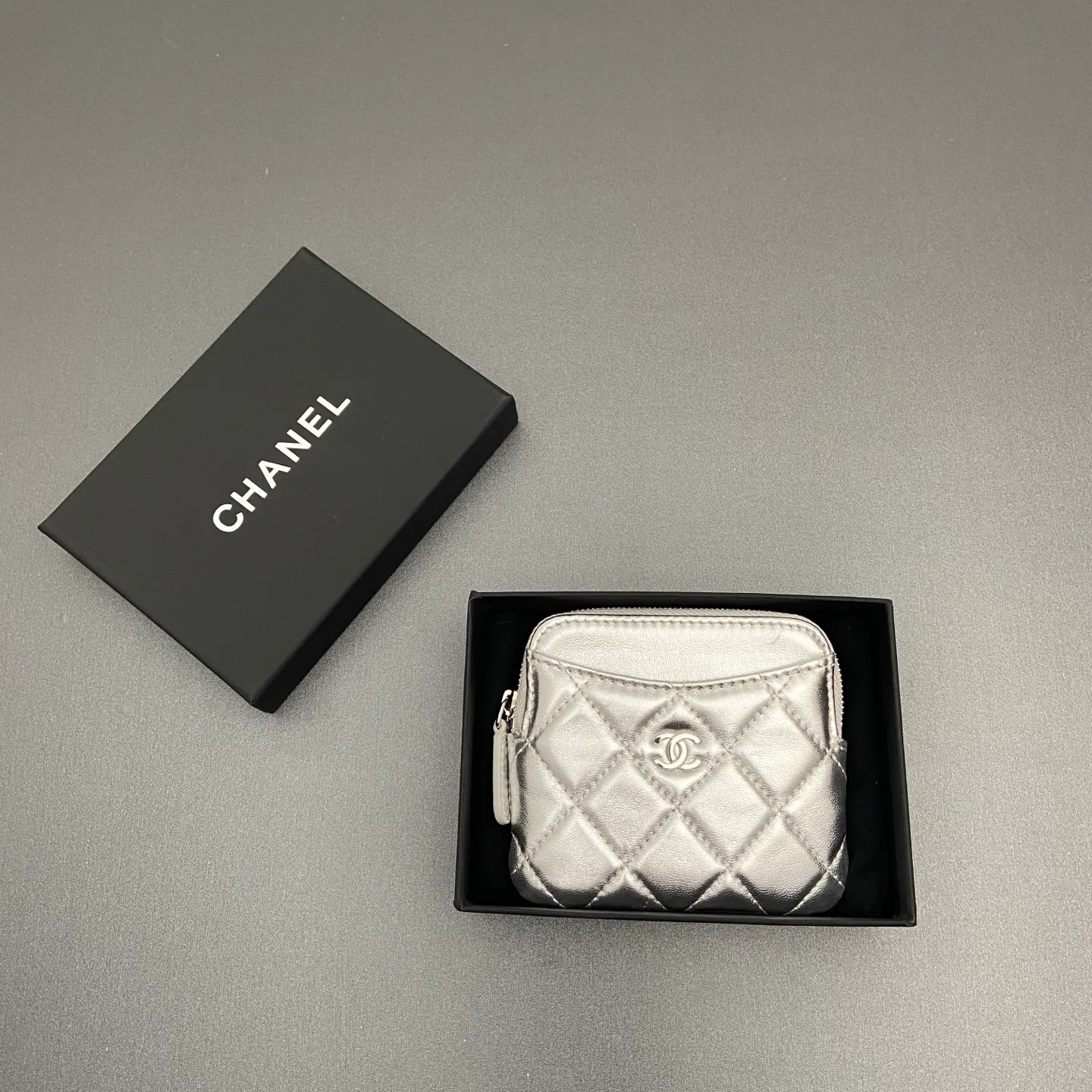 [Special grade hardware original leather] ¥380 Xiaoxiang small zipper bag card holder series Quilted card holder/wallet with iconic metal logo Gold tone metal hardware, special Italian imported leather 5 card slots, 1 small zipper bag No.: 2061 Size: w11.5×h10×d2cm