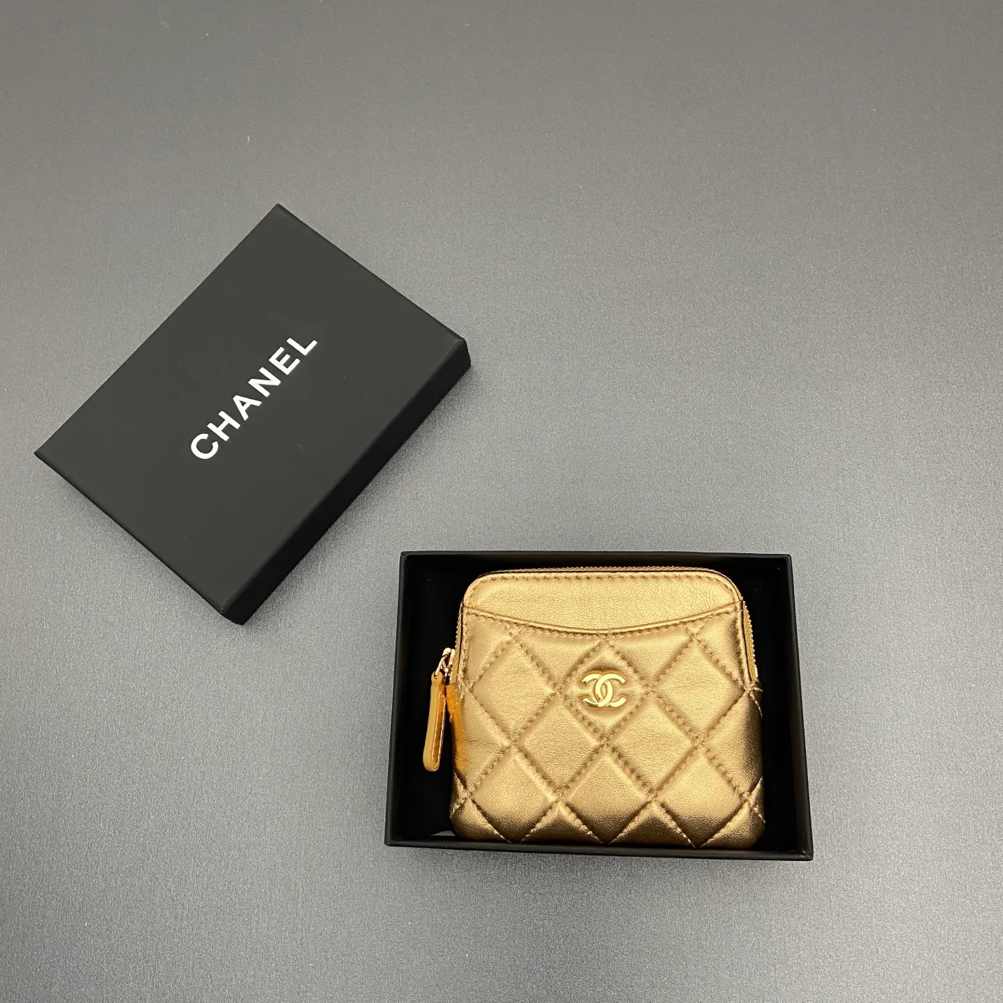 [Special grade hardware original leather] ¥380 Xiaoxiang small zipper bag card holder series Quilted card holder/wallet with iconic metal logo Gold tone metal hardware, special Italian imported leather 5 card slots, 1 small zipper bag No.: 2061 Size: w11.5×h10×d2cm