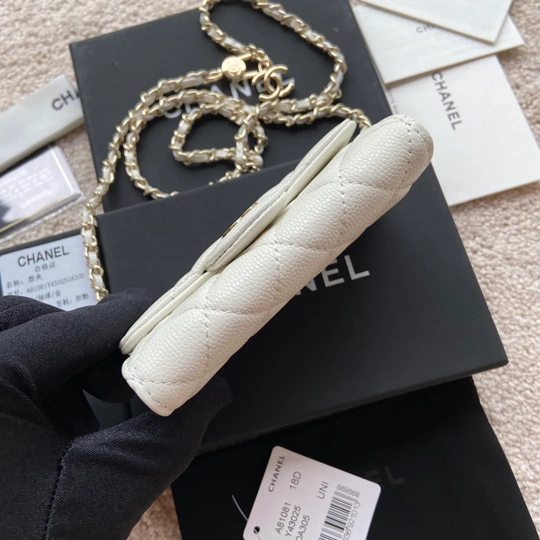 Xiaoxiang imported Italian grain cowhide Item number: A81081 (chain small card holder) 💰: 420 Size: w11×h7cm Color: white fine ball pattern gold steel mark hardware