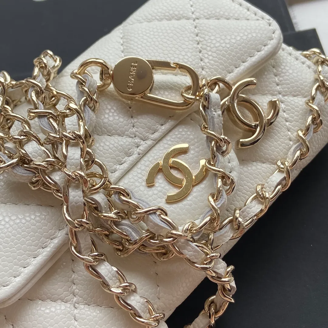Xiaoxiang imported Italian grain cowhide Item number: A81081 (chain small card holder) 💰: 420 Size: w11×h7cm Color: white fine ball pattern gold steel mark hardware