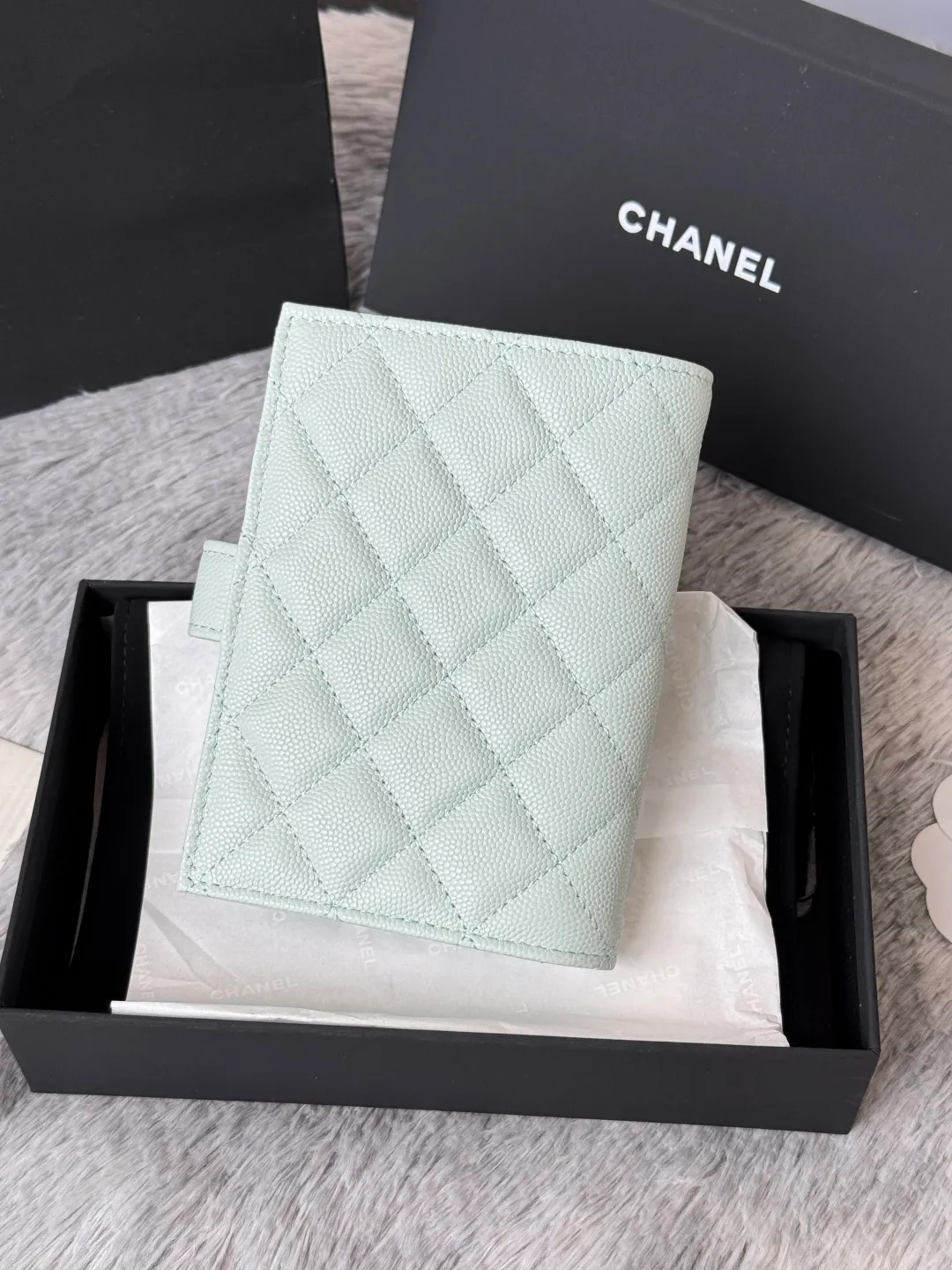 💰440💰4050 New product launched Passport wallet 2-in-1 passport holder that can hold cash, credit card and passport. CHANEL multifunctional passport holder, original quality, imported caviar, cowhide, color as shown in the picture, exclusive real shot, this design may also enter the classic series in the future. Style number: AP6392 Size: 15*10*3cm.