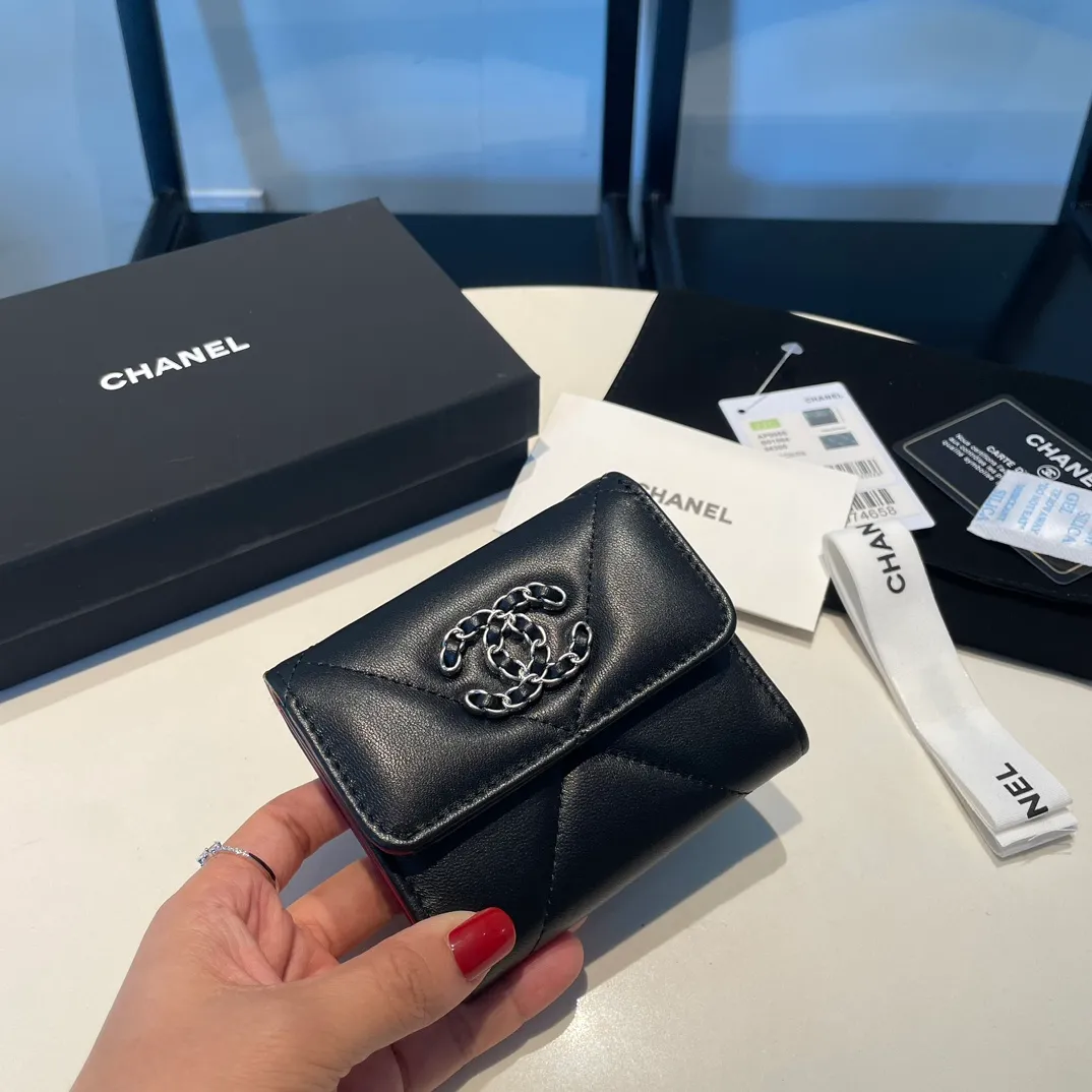 💰520😊 Upgraded version💋🆕 Ohanel new color🆕The latest short tri-fold wallet Mini wallet WoW is only 1⃣0⃣Cm, 1⃣cm smaller than the previous short clip, only has 2⃣ card slots, but has an extra change compartment 💞The texture of goat leather is unbeatable 😼The main 19 series this season is a big rhombus with a strong retro style 👝 9⃣ colors, everyone wants to buy each color 🧸 The logo is eye-catching and unique, the goatskin has a light luster, and the temperament is instantly upupup❣The fashionable style and style are also karl and viard Co-created, the first series launched by the new artistic director will be a key recommendation of the brand from this year to next year, conveying the essence of the brand and equipped with a full set of packaging 0956🍃size: 10*11cm
