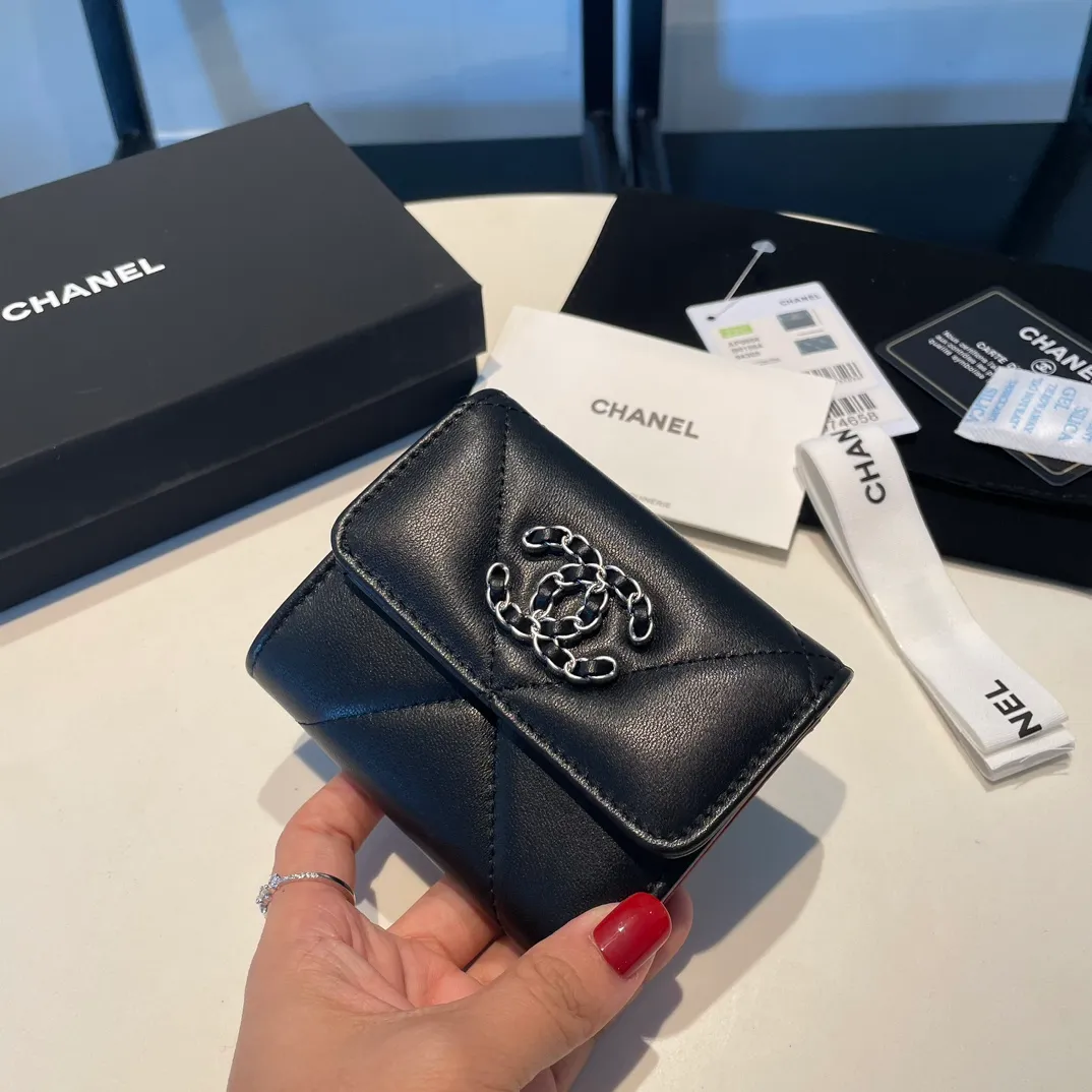 💰520😊 Upgraded version💋🆕 Ohanel new color🆕The latest short tri-fold wallet Mini wallet WoW is only 1⃣0⃣Cm, 1⃣cm smaller than the previous short clip, only has 2⃣ card slots, but has an extra change compartment 💞The texture of goat leather is unbeatable 😼The main 19 series this season is a big rhombus with a strong retro style 👝 9⃣ colors, everyone wants to buy each color 🧸 The logo is eye-catching and unique, the goatskin has a light luster, and the temperament is instantly upupup❣The fashionable style and style are also karl and viard Co-created, the first series launched by the new artistic director will be a key recommendation of the brand from this year to next year, conveying the essence of the brand and equipped with a full set of packaging 0956🍃size: 10*11cm