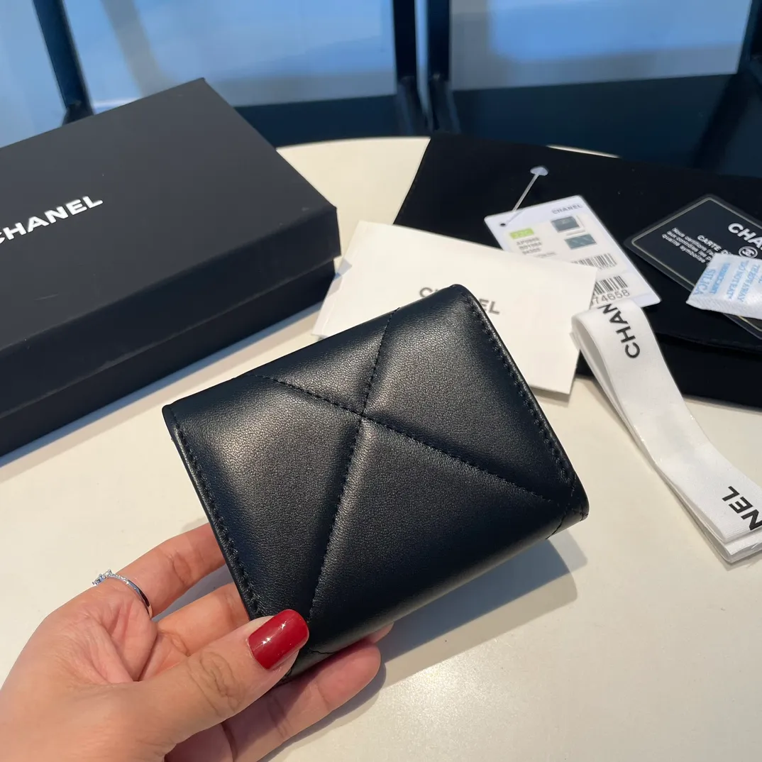 💰520😊 Upgraded version💋🆕 Ohanel new color🆕The latest short tri-fold wallet Mini wallet WoW is only 1⃣0⃣Cm, 1⃣cm smaller than the previous short clip, only has 2⃣ card slots, but has an extra change compartment 💞The texture of goat leather is unbeatable 😼The main 19 series this season is a big rhombus with a strong retro style 👝 9⃣ colors, everyone wants to buy each color 🧸 The logo is eye-catching and unique, the goatskin has a light luster, and the temperament is instantly upupup❣The fashionable style and style are also karl and viard Co-created, the first series launched by the new artistic director will be a key recommendation of the brand from this year to next year, conveying the essence of the brand and equipped with a full set of packaging 0956🍃size: 10*11cm