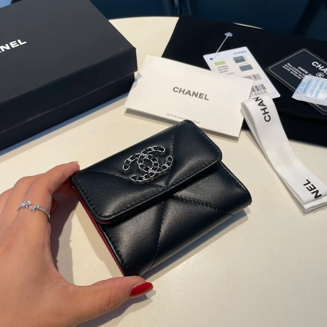 💰520😊 Upgraded version💋🆕 Ohanel new color🆕The latest short tri-fold wallet Mini wallet WoW is only 1⃣0⃣Cm, 1⃣cm smaller than the previous short clip, only has 2⃣ card slots, but has an extra change compartment 💞The texture of goat leather is unbeatable 😼The main 19 series this season is a big rhombus with a strong retro style 👝 9⃣ colors, everyone wants to buy each color 🧸 The logo is eye-catching and unique, the goatskin has a light luster, and the temperament is instantly upupup❣The fashionable style and style are also karl and viard Co-created, the first series launched by the new artistic director will be a key recommendation of the brand from this year to next year, conveying the essence of the brand and equipped with a full set of packaging 0956🍃size: 10*11cm