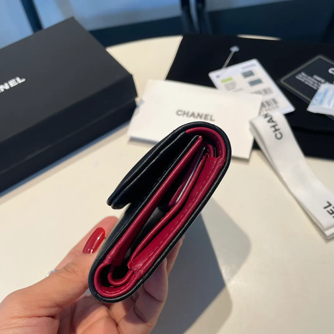 💰520😊 Upgraded version💋🆕 Ohanel new color🆕The latest short tri-fold wallet Mini wallet WoW is only 1⃣0⃣Cm, 1⃣cm smaller than the previous short clip, only has 2⃣ card slots, but has an extra change compartment 💞The texture of goat leather is unbeatable 😼The main 19 series this season is a big rhombus with a strong retro style 👝 9⃣ colors, everyone wants to buy each color 🧸 The logo is eye-catching and unique, the goatskin has a light luster, and the temperament is instantly upupup❣The fashionable style and style are also karl and viard Co-created, the first series launched by the new artistic director will be a key recommendation of the brand from this year to next year, conveying the essence of the brand and equipped with a full set of packaging 0956🍃size: 10*11cm