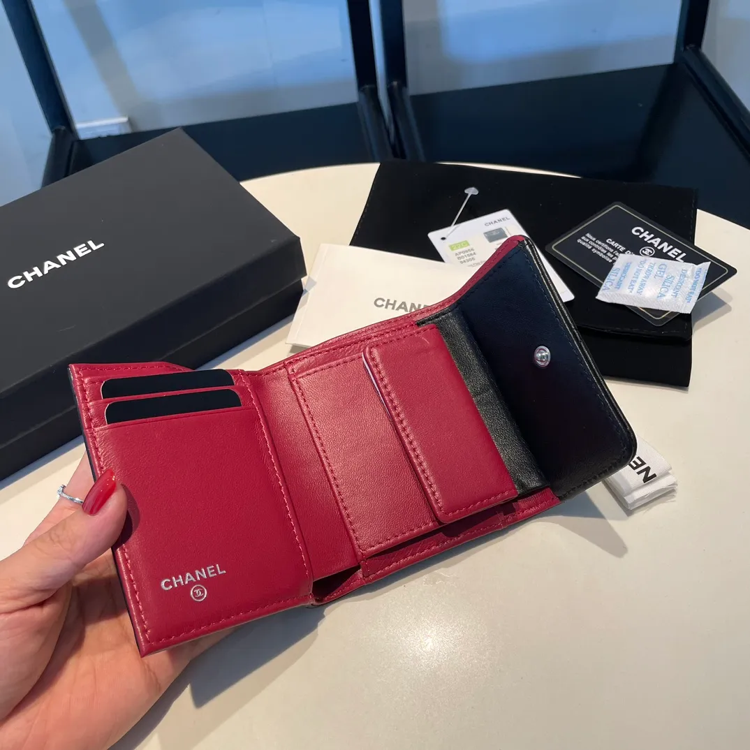 💰520😊 Upgraded version💋🆕 Ohanel new color🆕The latest short tri-fold wallet Mini wallet WoW is only 1⃣0⃣Cm, 1⃣cm smaller than the previous short clip, only has 2⃣ card slots, but has an extra change compartment 💞The texture of goat leather is unbeatable 😼The main 19 series this season is a big rhombus with a strong retro style 👝 9⃣ colors, everyone wants to buy each color 🧸 The logo is eye-catching and unique, the goatskin has a light luster, and the temperament is instantly upupup❣The fashionable style and style are also karl and viard Co-created, the first series launched by the new artistic director will be a key recommendation of the brand from this year to next year, conveying the essence of the brand and equipped with a full set of packaging 0956🍃size: 10*11cm