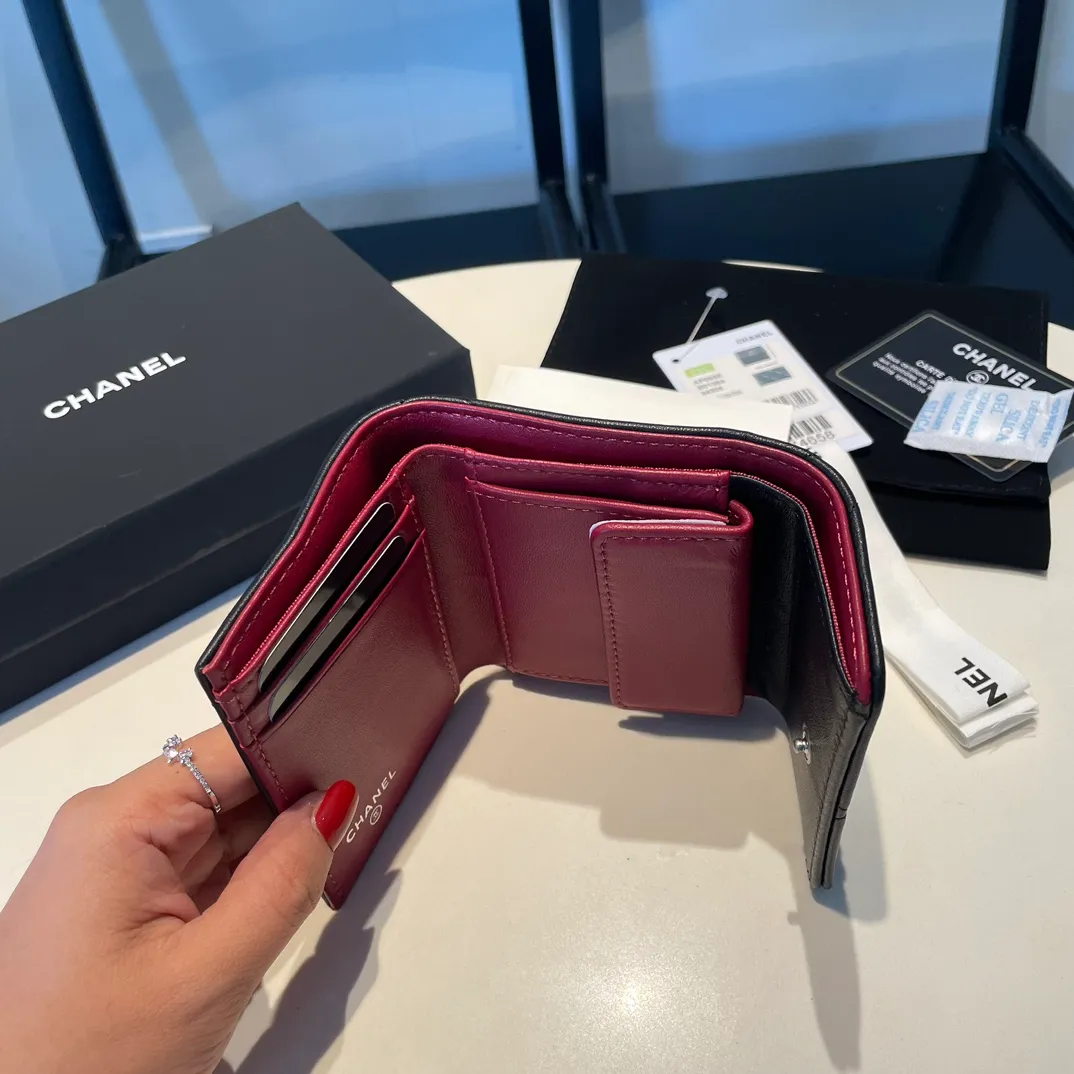 💰520😊 Upgraded version💋🆕 Ohanel new color🆕The latest short tri-fold wallet Mini wallet WoW is only 1⃣0⃣Cm, 1⃣cm smaller than the previous short clip, only has 2⃣ card slots, but has an extra change compartment 💞The texture of goat leather is unbeatable 😼The main 19 series this season is a big rhombus with a strong retro style 👝 9⃣ colors, everyone wants to buy each color 🧸 The logo is eye-catching and unique, the goatskin has a light luster, and the temperament is instantly upupup❣The fashionable style and style are also karl and viard Co-created, the first series launched by the new artistic director will be a key recommendation of the brand from this year to next year, conveying the essence of the brand and equipped with a full set of packaging 0956🍃size: 10*11cm