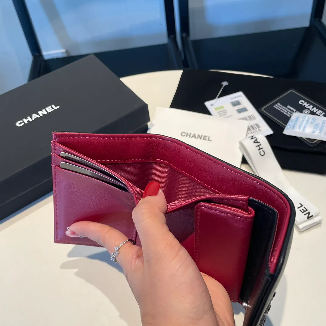 💰520😊 Upgraded version💋🆕 Ohanel new color🆕The latest short tri-fold wallet Mini wallet WoW is only 1⃣0⃣Cm, 1⃣cm smaller than the previous short clip, only has 2⃣ card slots, but has an extra change compartment 💞The texture of goat leather is unbeatable 😼The main 19 series this season is a big rhombus with a strong retro style 👝 9⃣ colors, everyone wants to buy each color 🧸 The logo is eye-catching and unique, the goatskin has a light luster, and the temperament is instantly upupup❣The fashionable style and style are also karl and viard Co-created, the first series launched by the new artistic director will be a key recommendation of the brand from this year to next year, conveying the essence of the brand and equipped with a full set of packaging 0956🍃size: 10*11cm